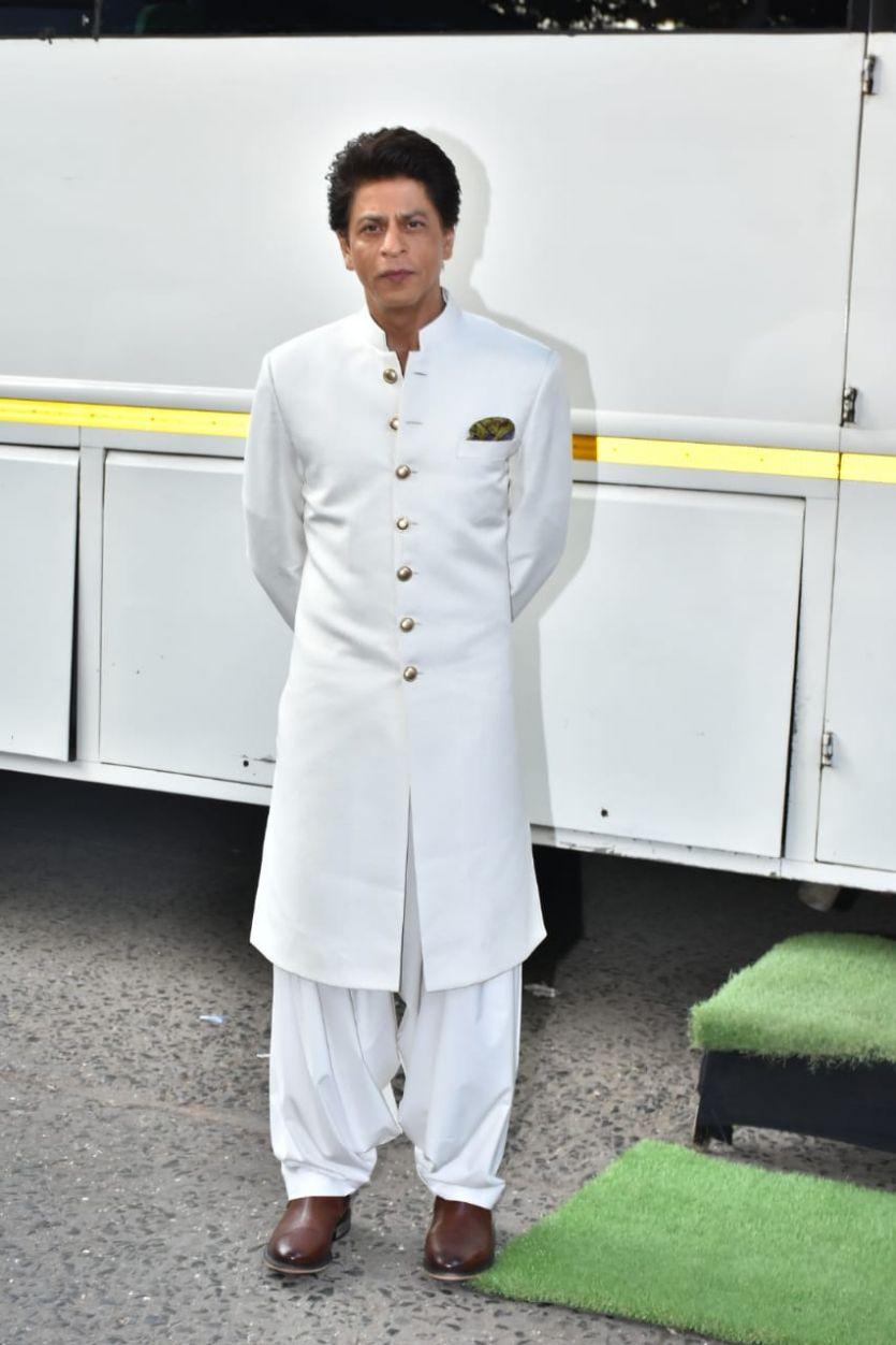Shah Rukh Khan makes stylish entry at Dance Plus 5 in white