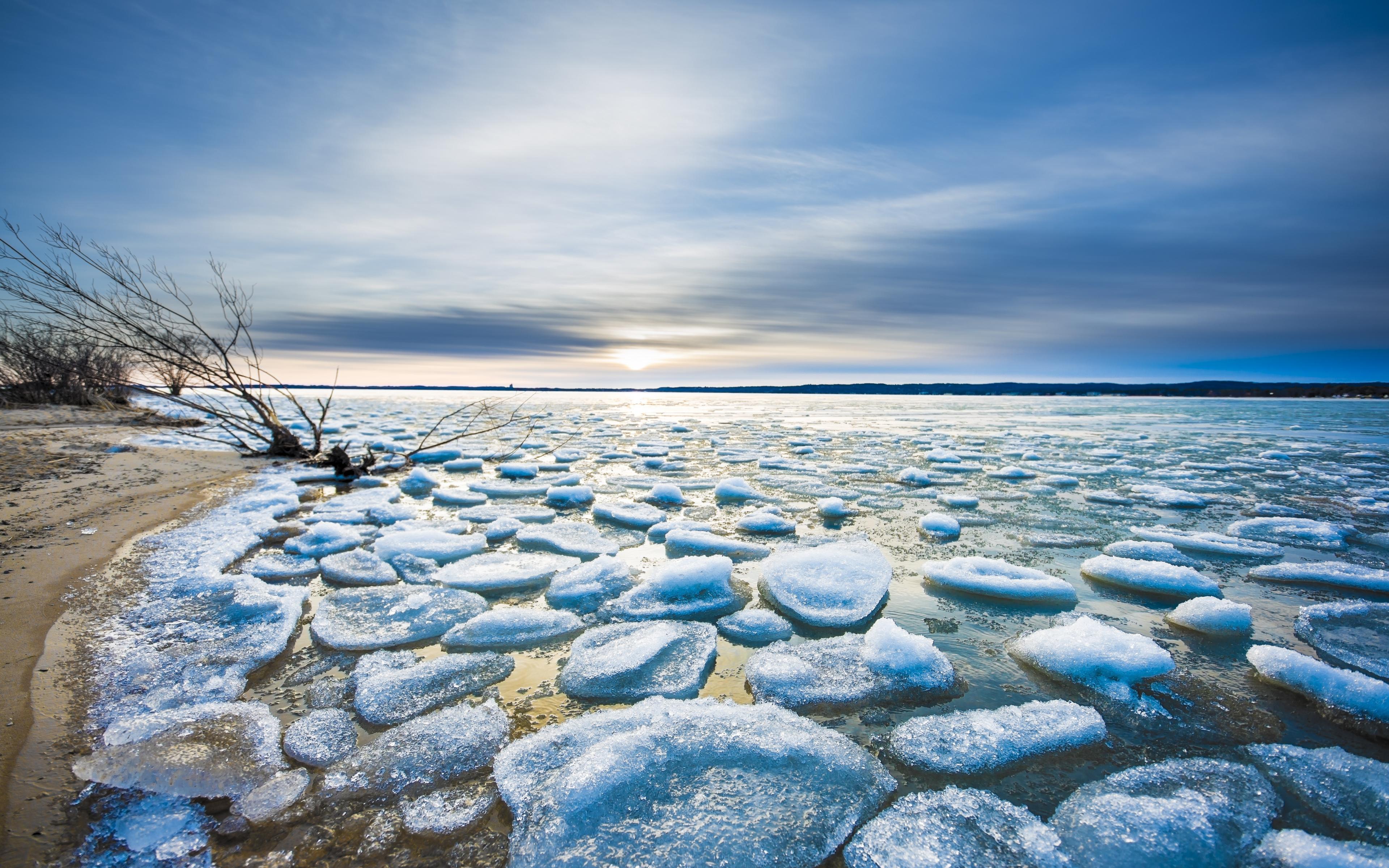 Download 3840x2400 wallpaper winter, small icebergs, frozen lake