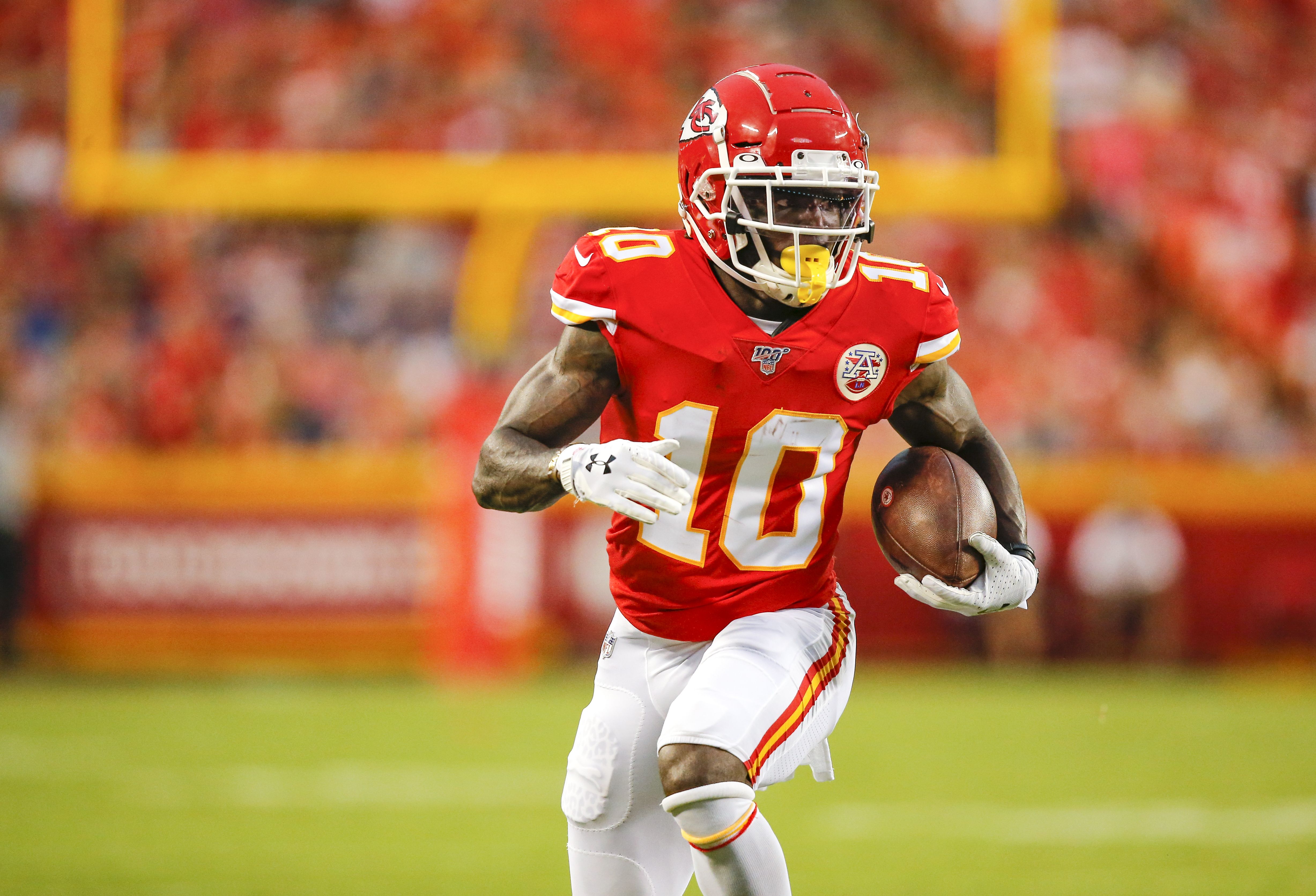 Chiefs WR Tyreek Hill nears return from clavicle injury, ruled out
