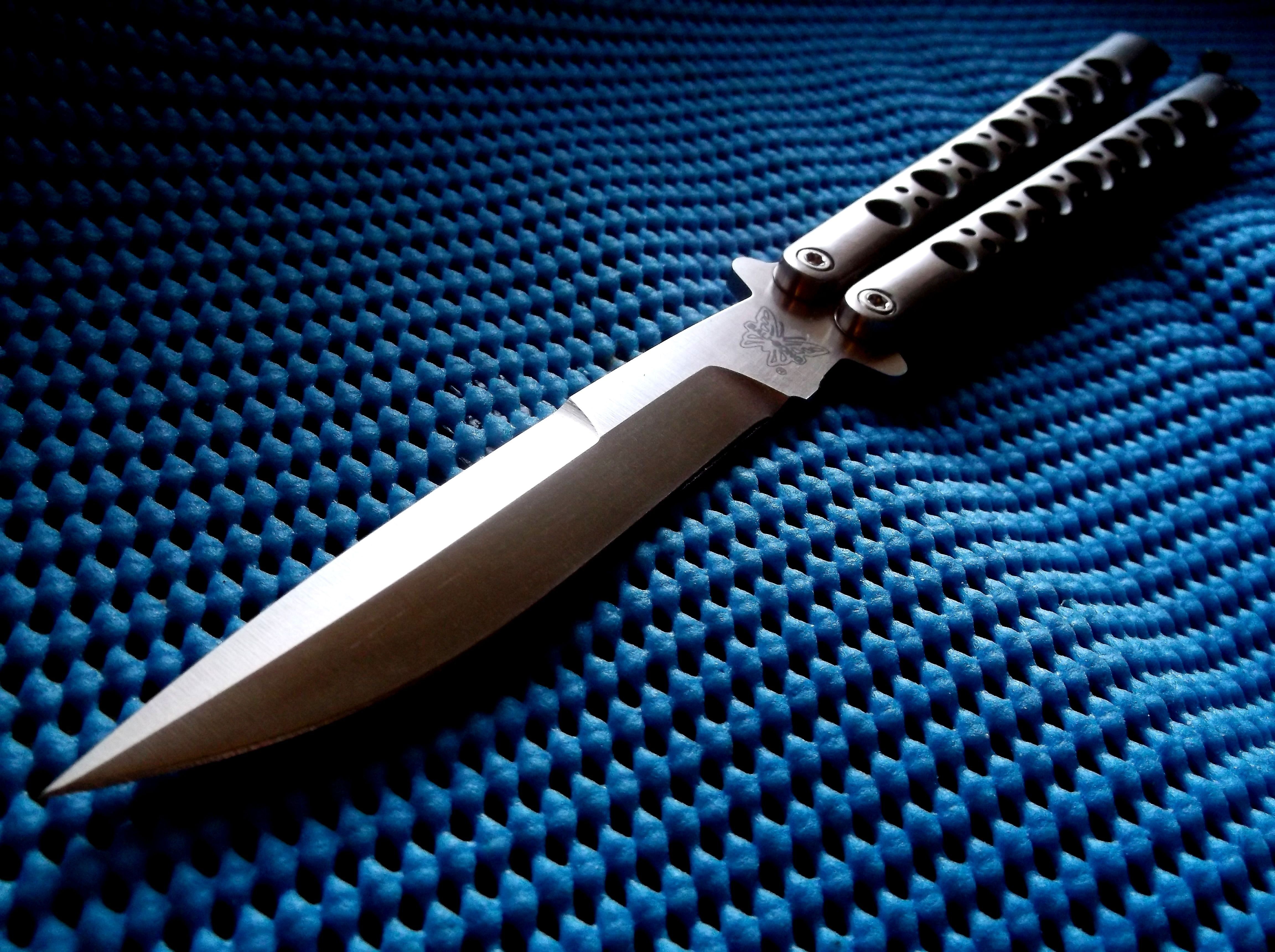 free download picture of knife (Bond Murphy 4608x3440). Knife, Butterfly knife, Cool knives