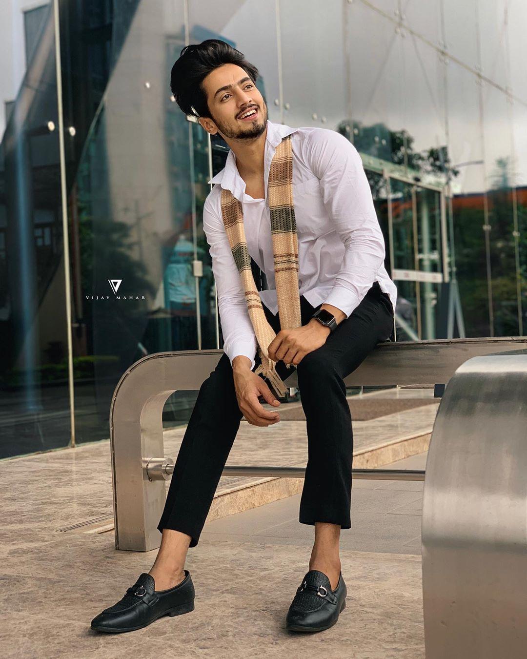 Image may contain: one or more people and people standing. Cute