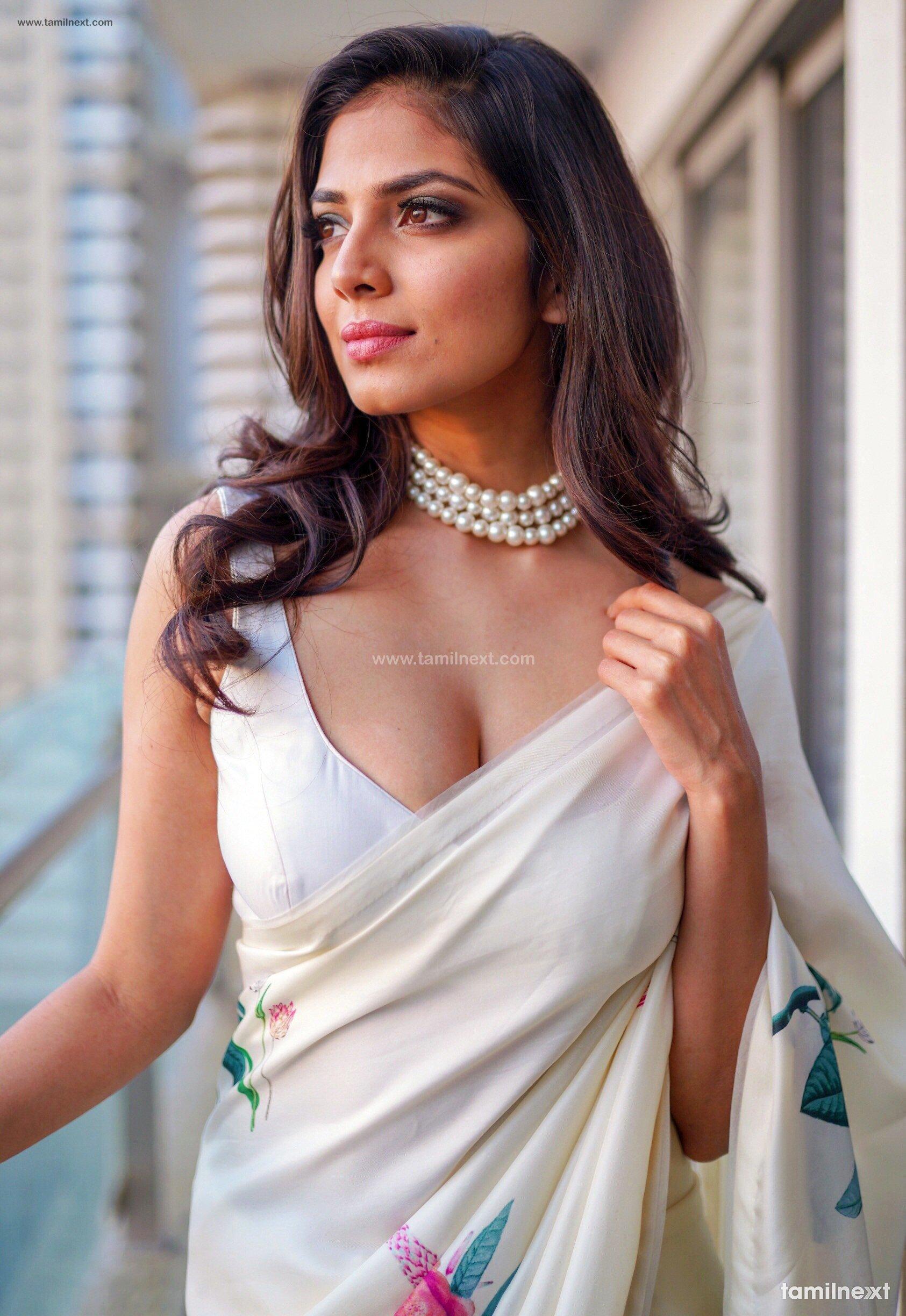 Actress Malavika Mohanan Hot Photo Shoot HD Image