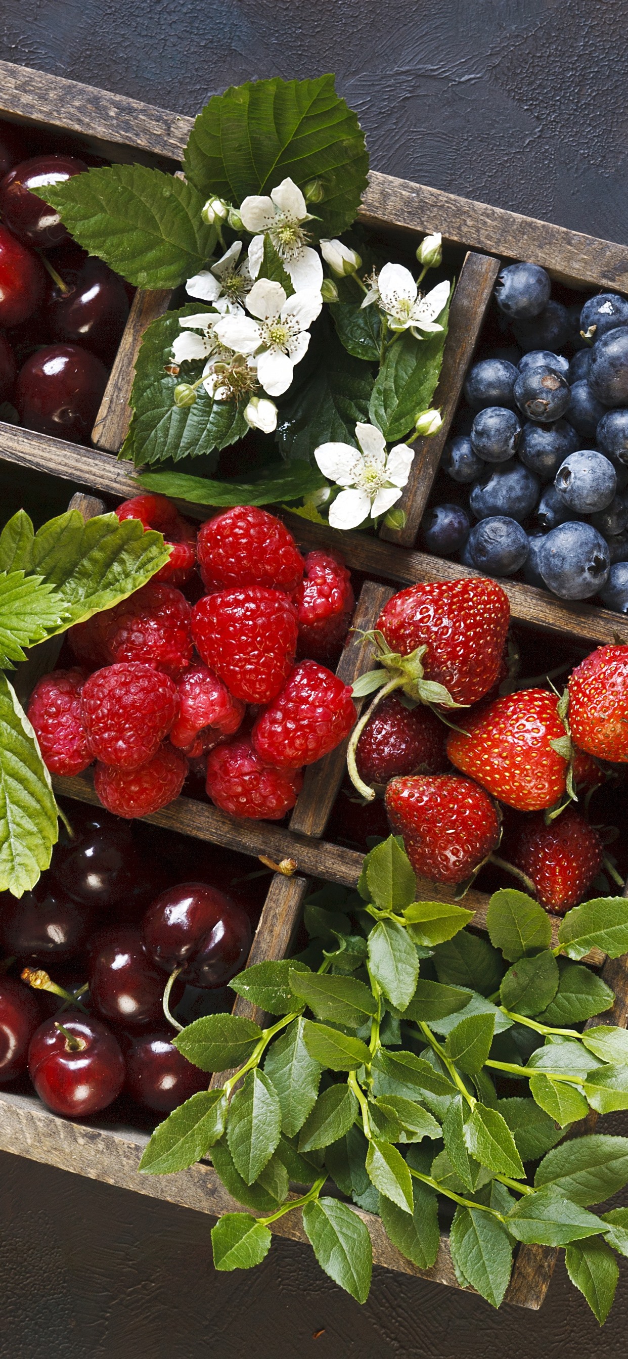 Delicious fruit, box, strawberry, blueberry, cherry 1242x2688