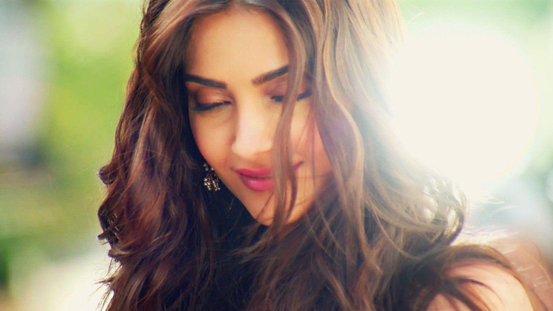 Sonam Kapoor Wallpaper