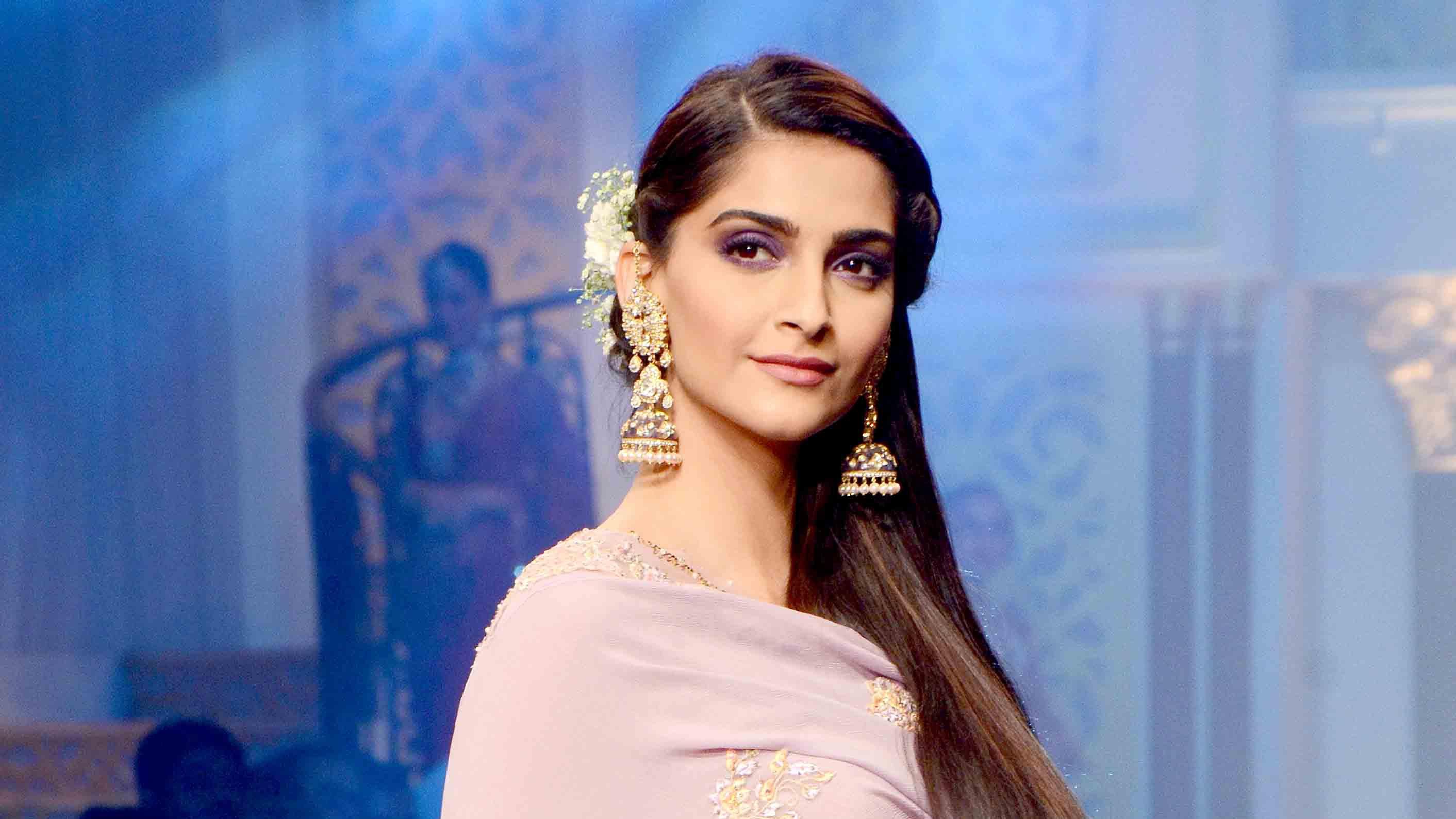 Sonam Kapoor Wallpaper High Resolution Z8T219