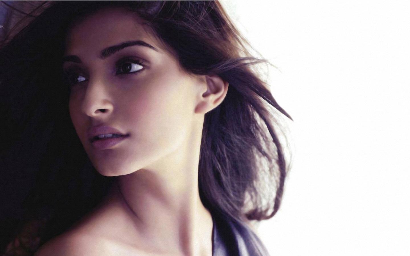 Sonam Kapoor HD Wallpaper 11327
