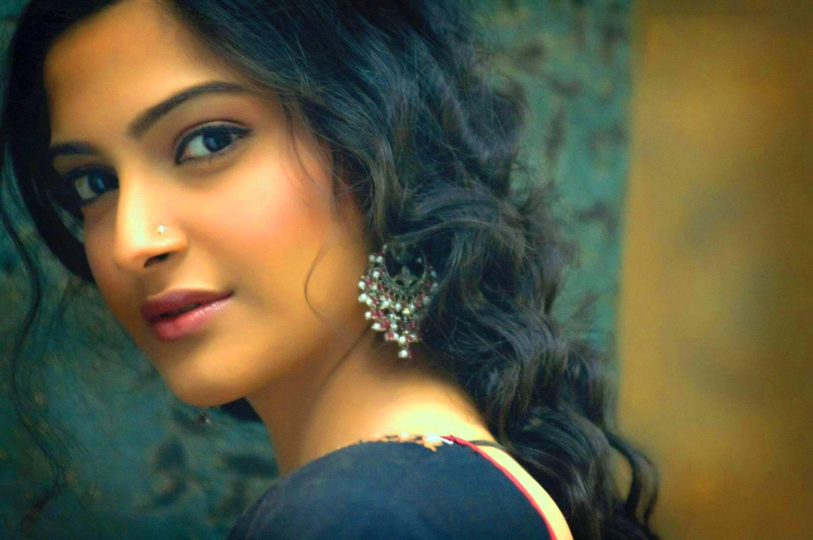 Sonam kapoor best tures high definition wallpaper. High