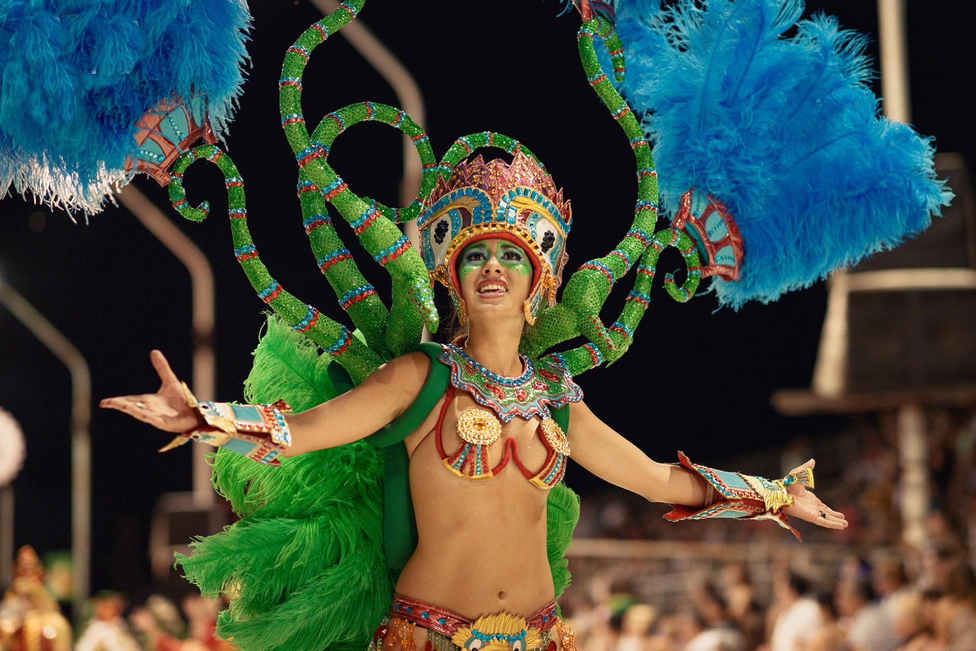 Carnival girls. Карнавал в Аргентине в Гуалегуайчу. Карнавал в Бразилии. Аргентинский карнавал. Латиноамериканский карнавал.