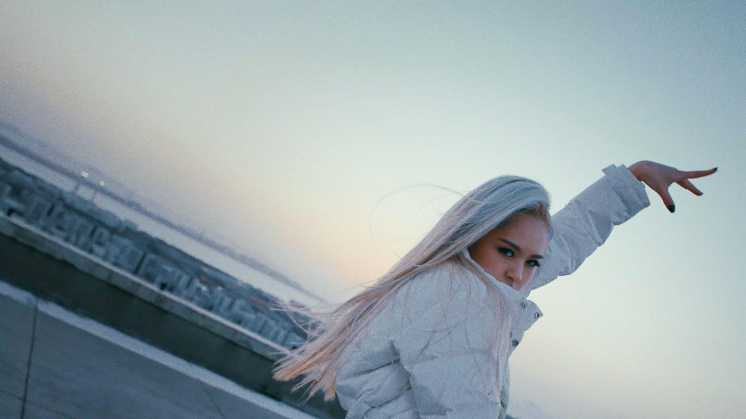 EVERGLOW Crank In Film #E:U