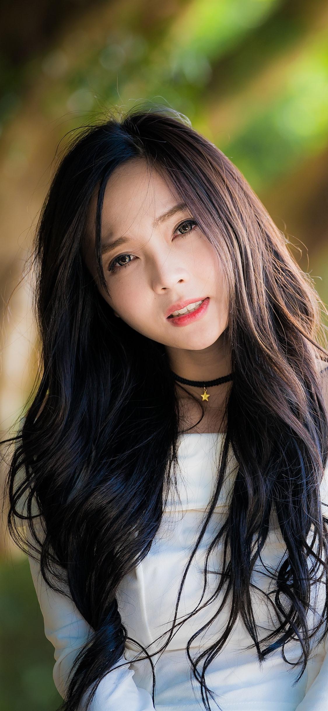 Beautiful Chinese girl, look, blurry