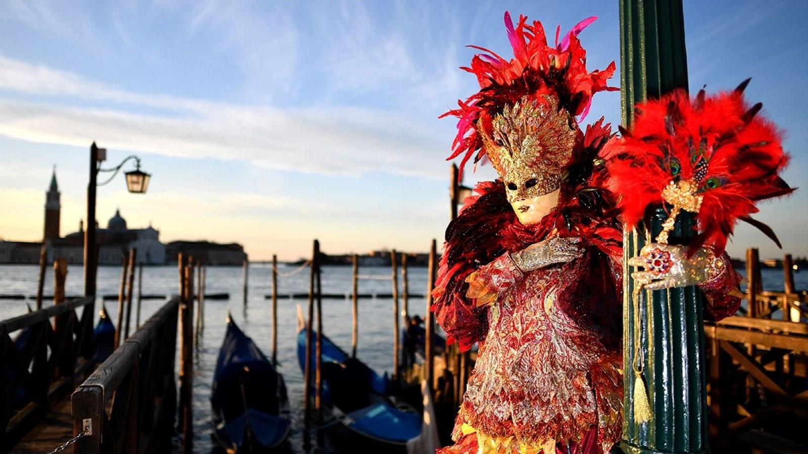 Carnival in Venice 2019: Great Photo of Masked Revelers in