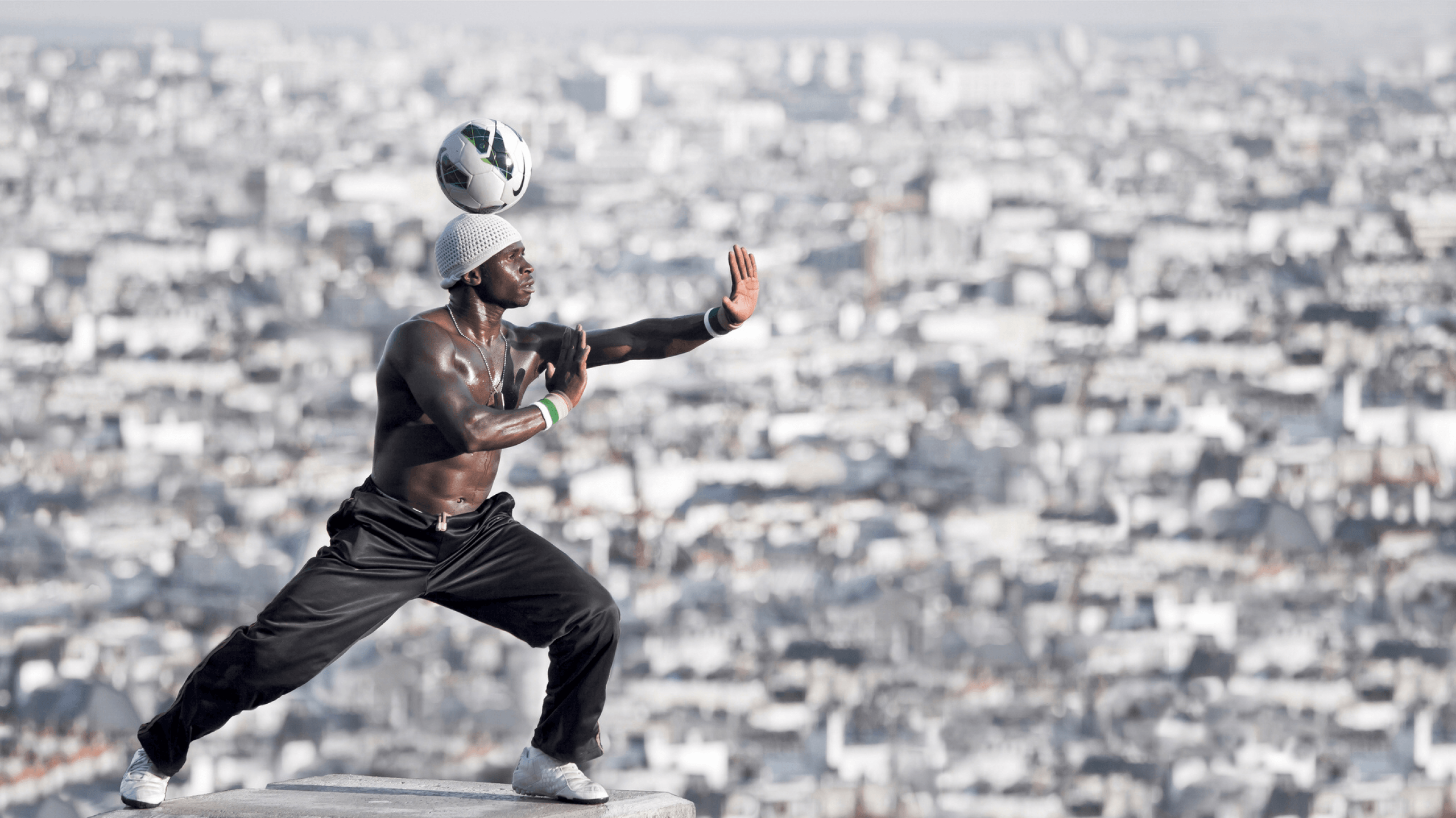 Download 2560x1440 iya traore, football player, freestyler, ball