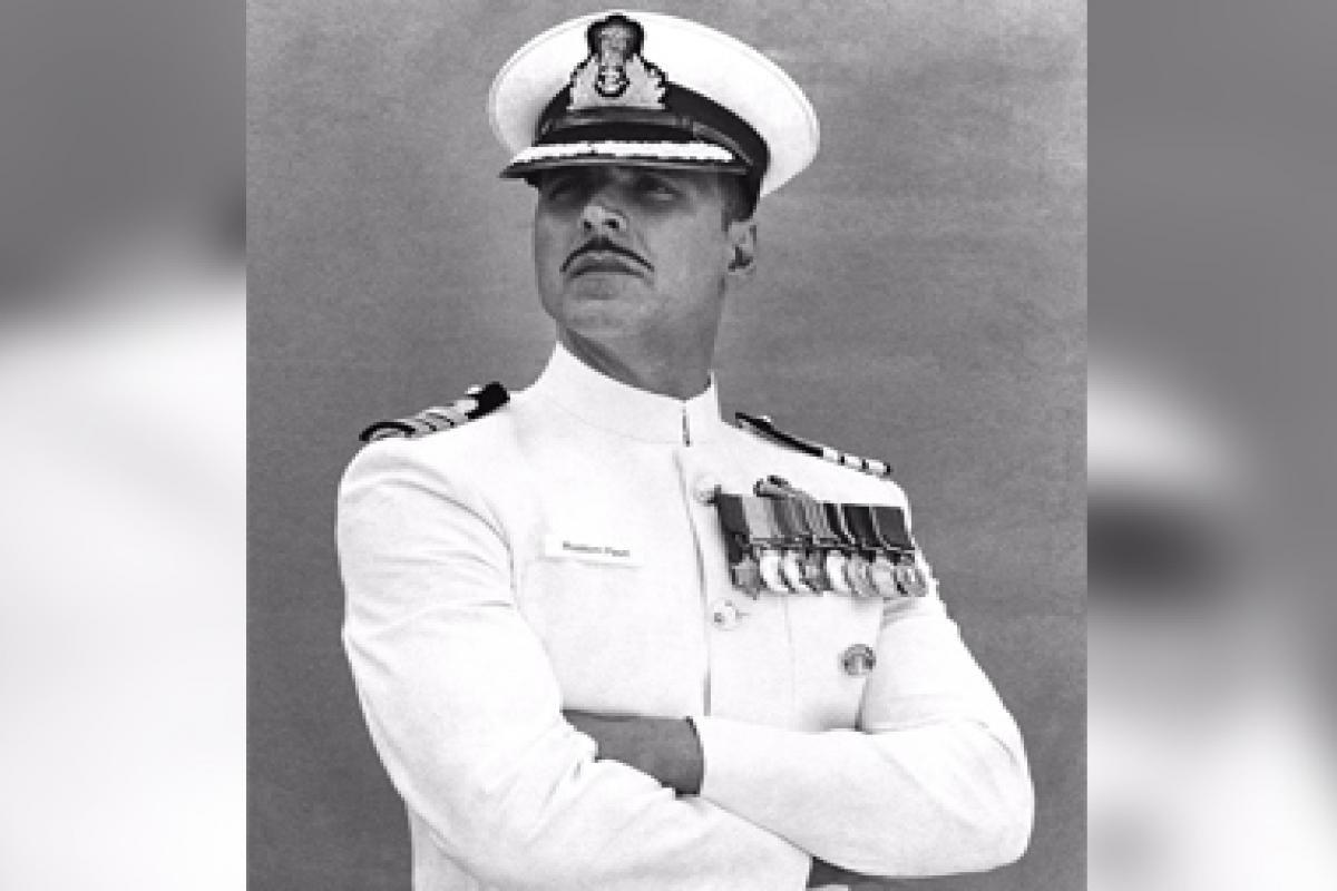 Akshay Kumar plays naval officer in 'Rustom'; unveils his look