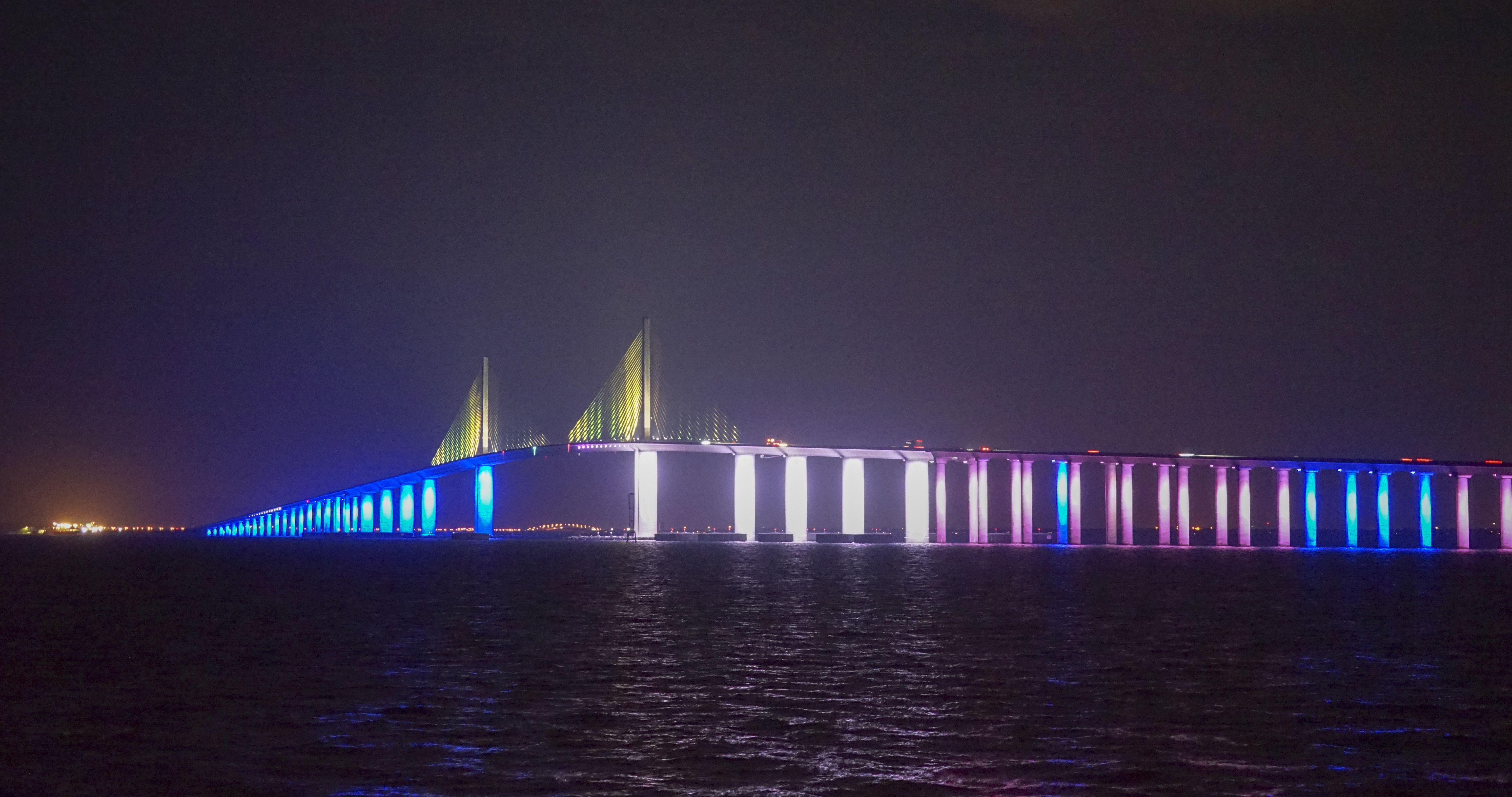 Watch: Tampa Bay's Sunshine Skyway Bridge lights up