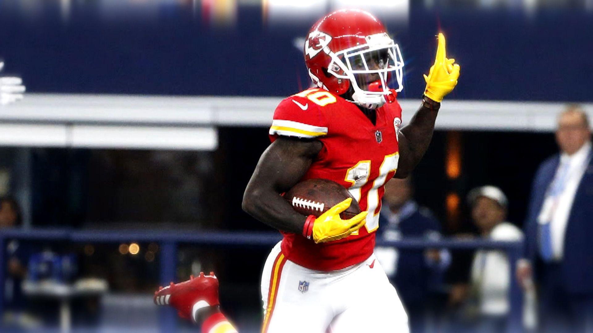 Chiefs WR Tyreek Hill loves to show off his speed to defenders