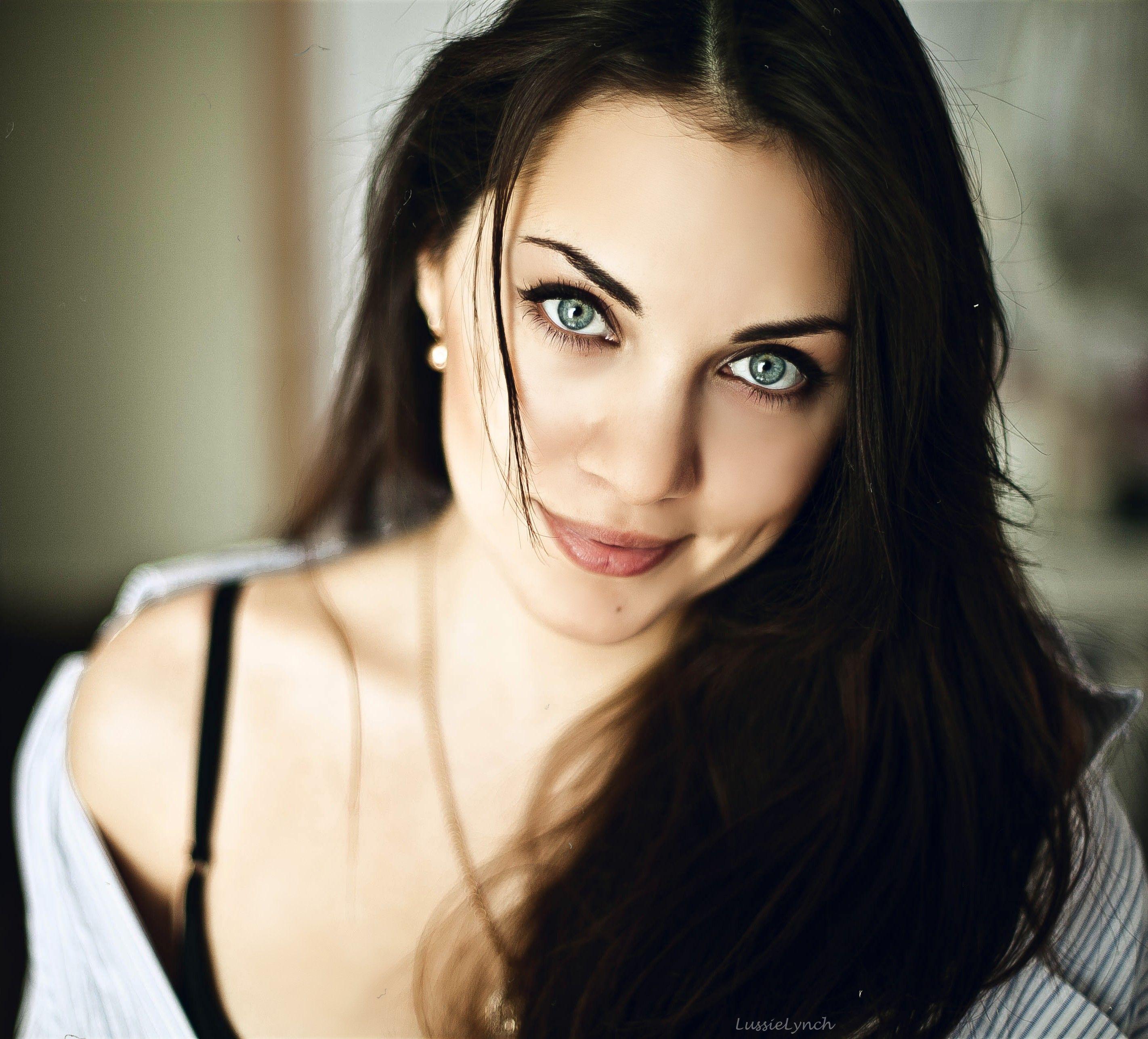 Brunettes Women Close Up Blue Eyes Smiling Faces Lussie Lynch