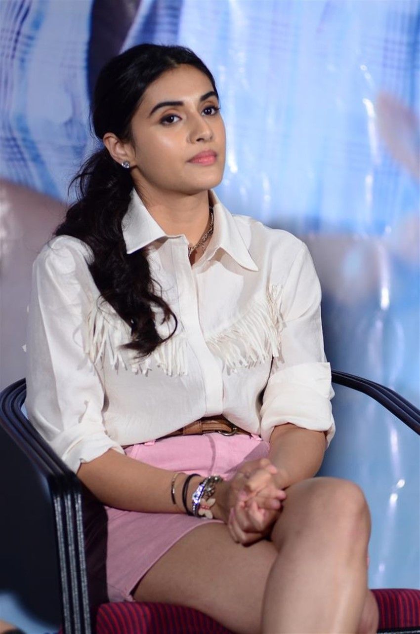 Divyansha Kaushik Photo [HD]: Latest Image, Picture, Stills