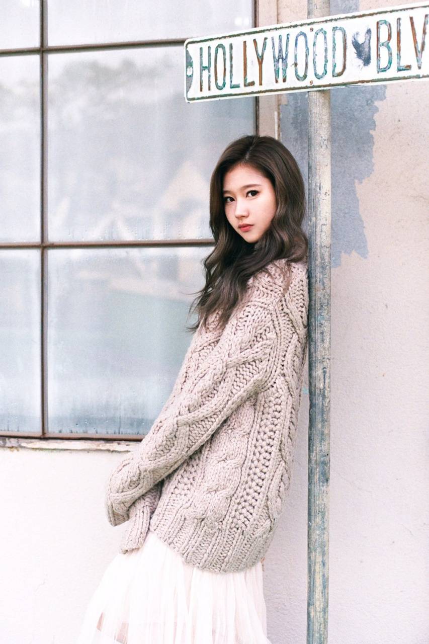 Minatozaki Sana wallpaper