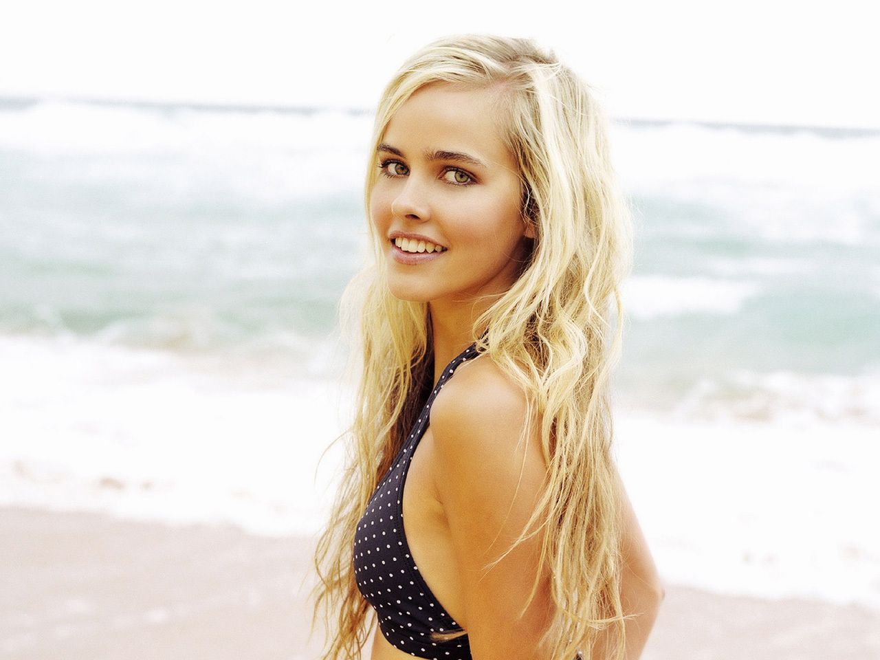 Isabel Lucas Wallpaper