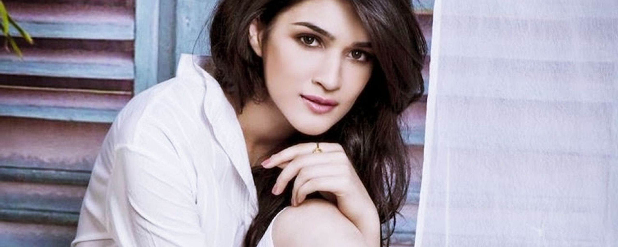 Kriti Sanon Gorgeous HD Wallpaper 2560x1024 Resolution
