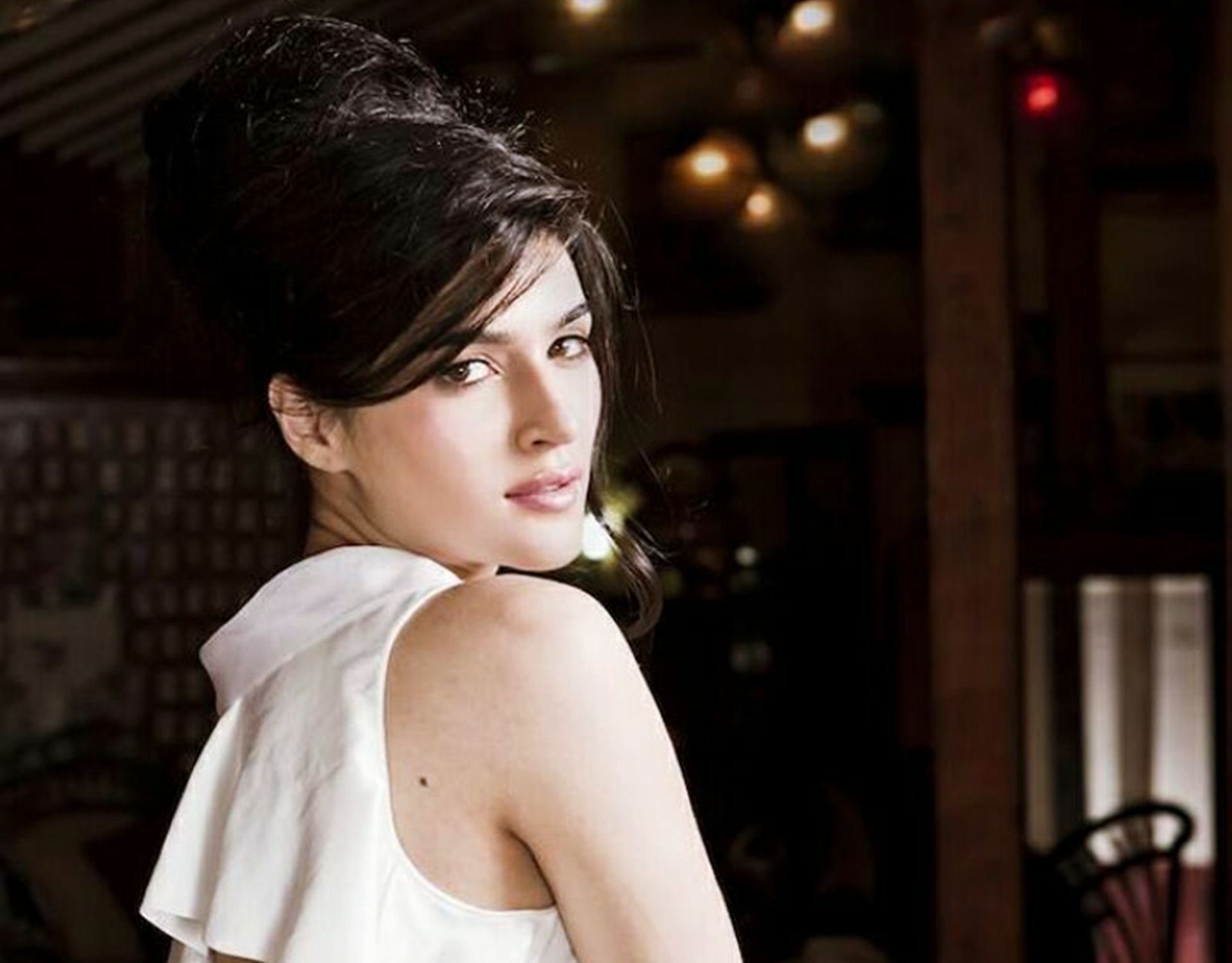 Kriti Sanon Hot HD Wallpaper 046