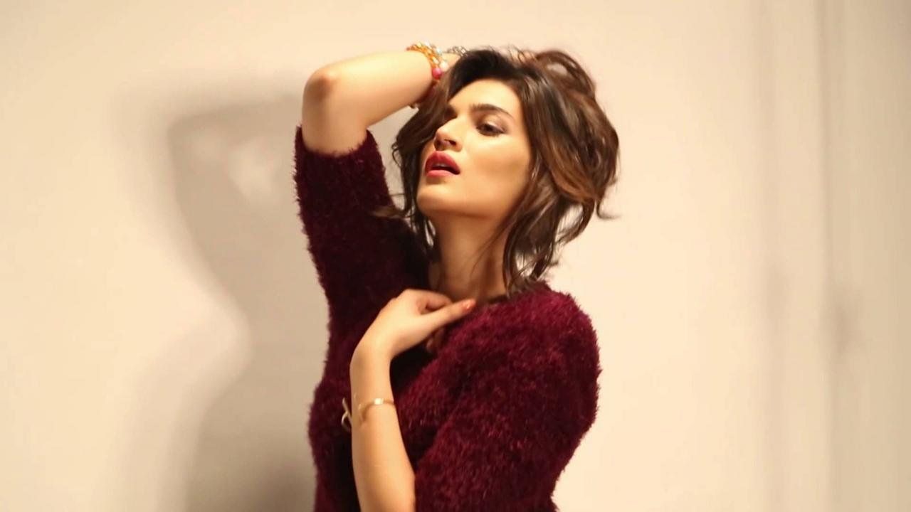 Buy Online Center Beautiful Kriti Sanon HD Wallpaper Multicolor