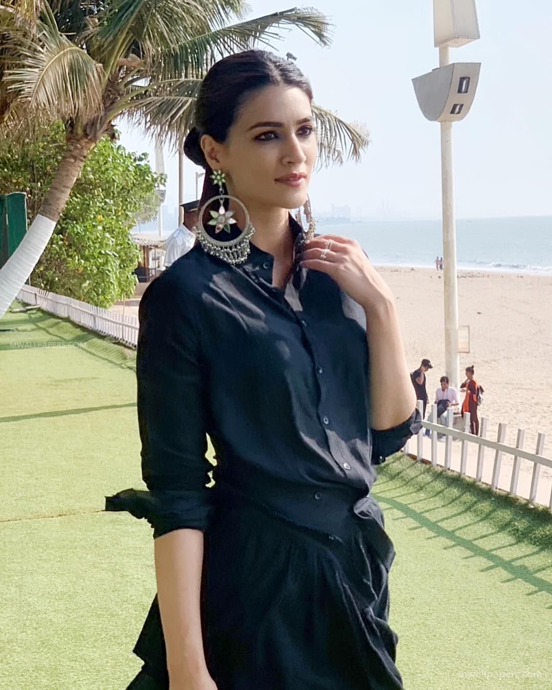 Kriti Sanon HD Wallpaper Desktop Background / Android