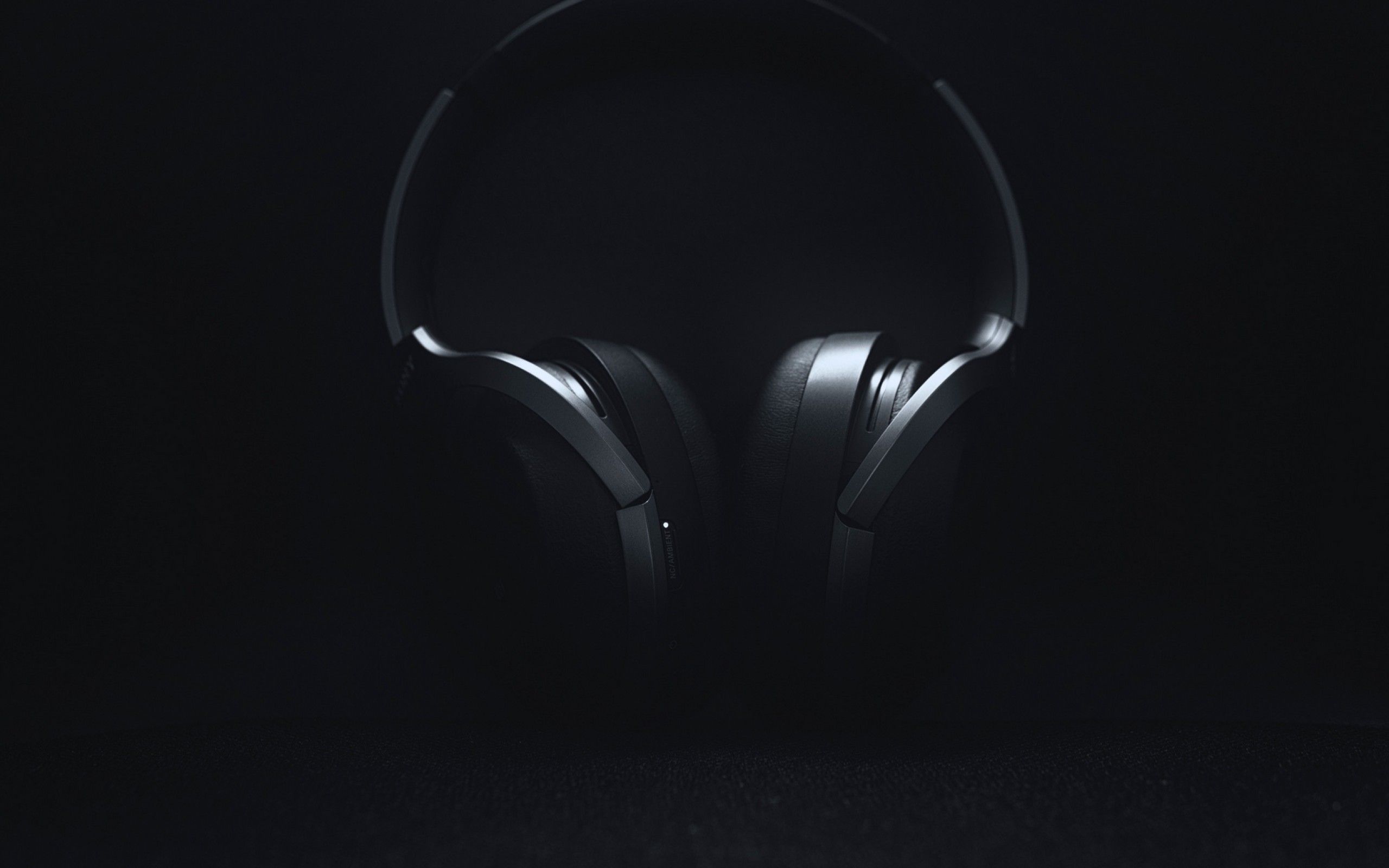 Black headphones HD Wallpaper 13 Retina Macbook Pro