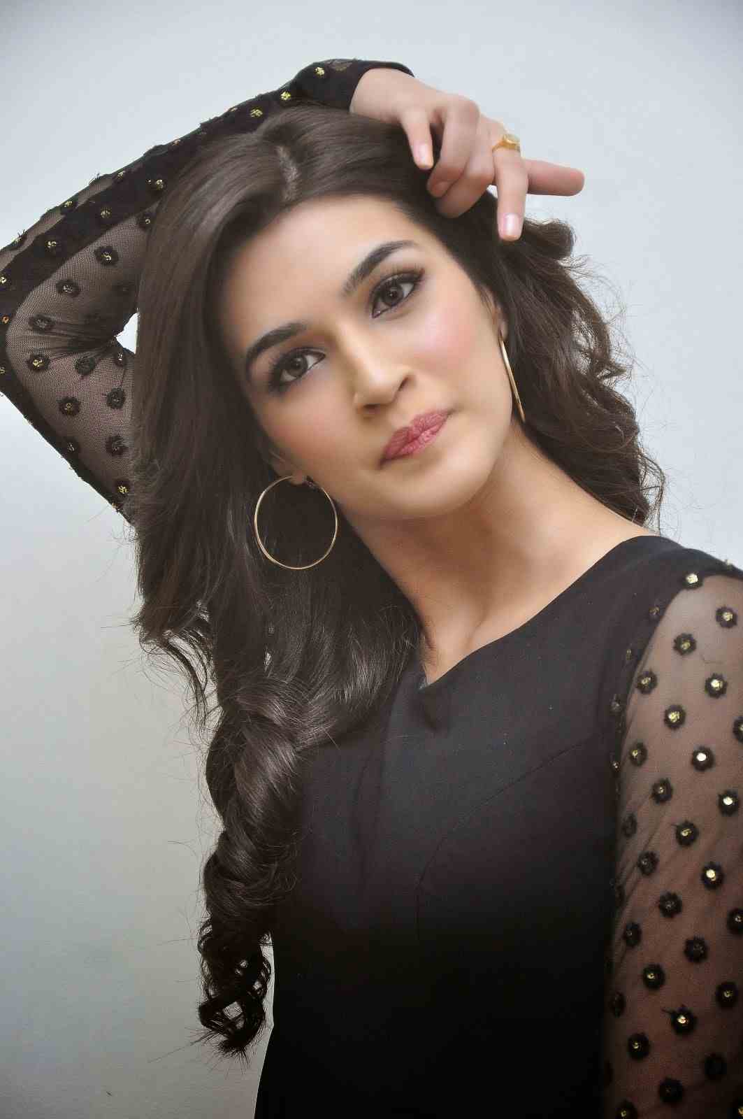 Best Kriti Sanon Wallpaper, HD Image and Hot Pics
