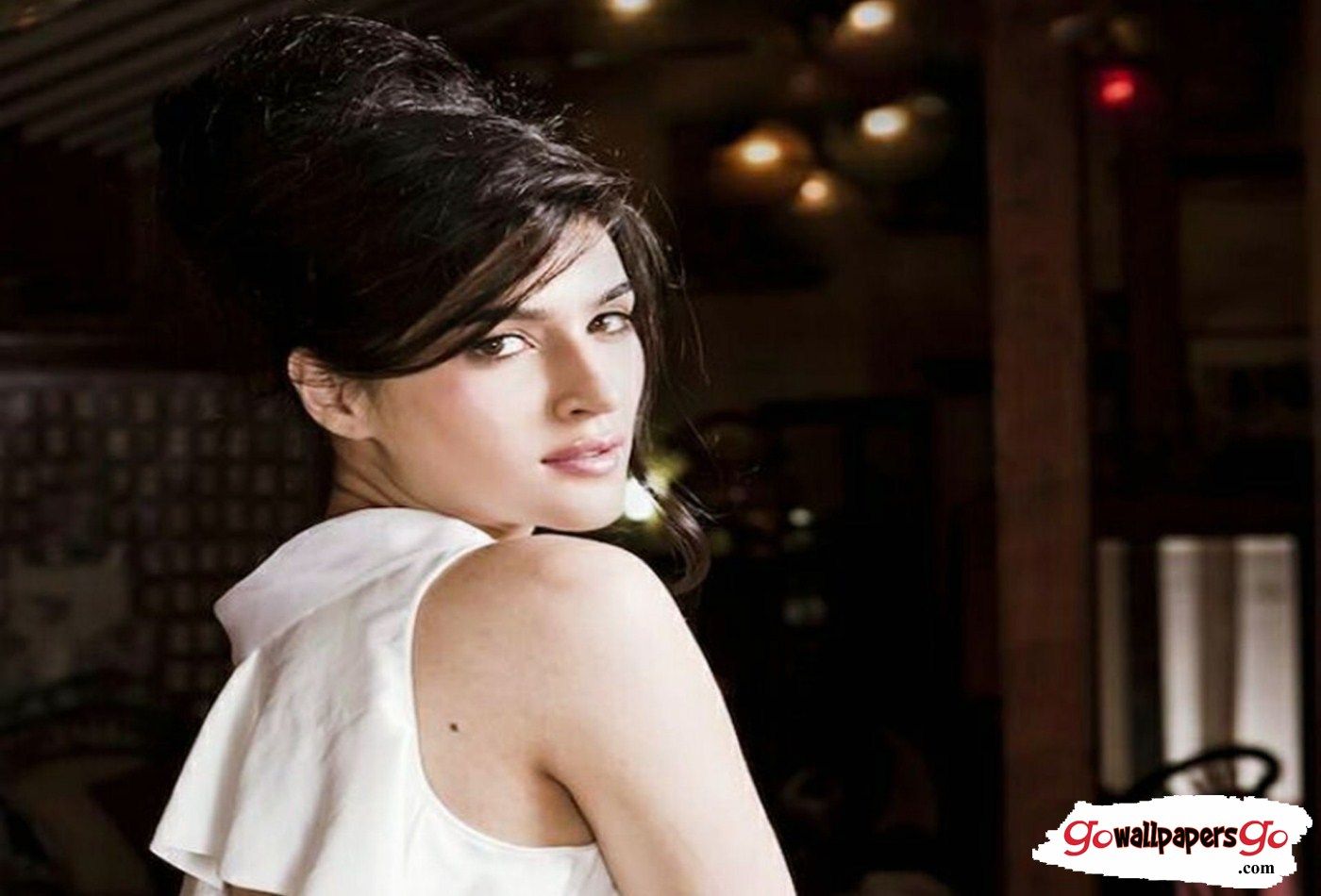Bollywood Actress Kriti Sanon. Go Wallpaper Go