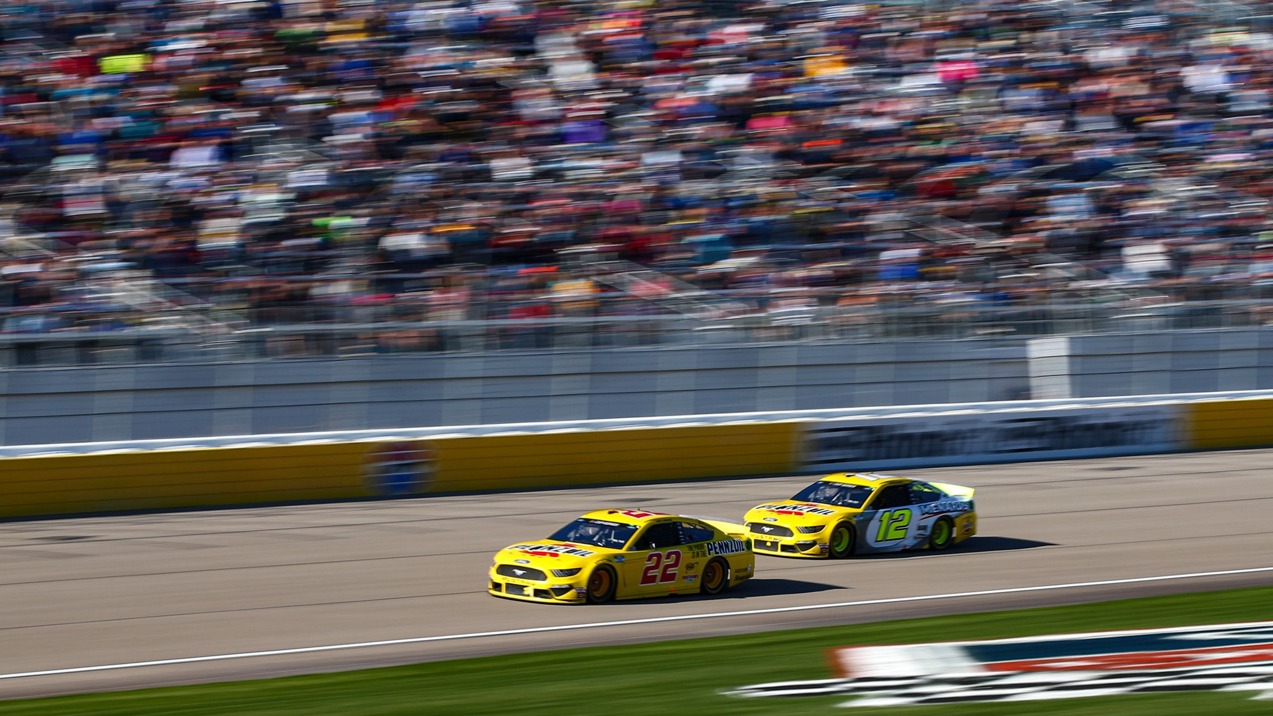 Joey Logano overcomes missed pit call to win at Las Vegas