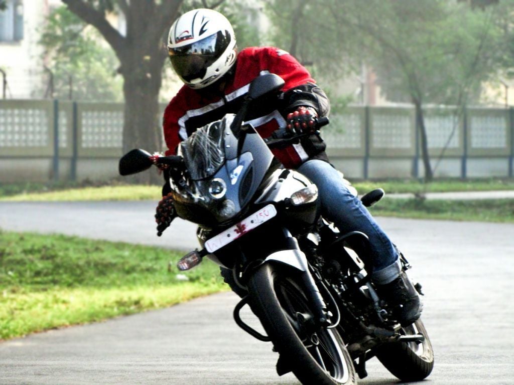 Bajaj Pulsar 220 F Photo, Informations, Articles Pulsar