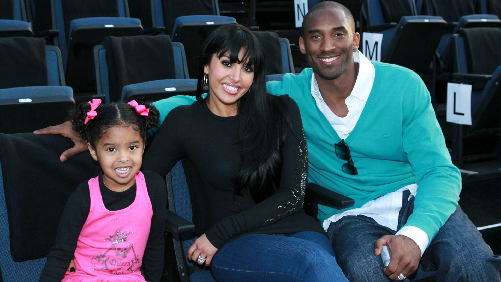 Heartwarming Photo of Kobe Bryant With His Wife & Daughters