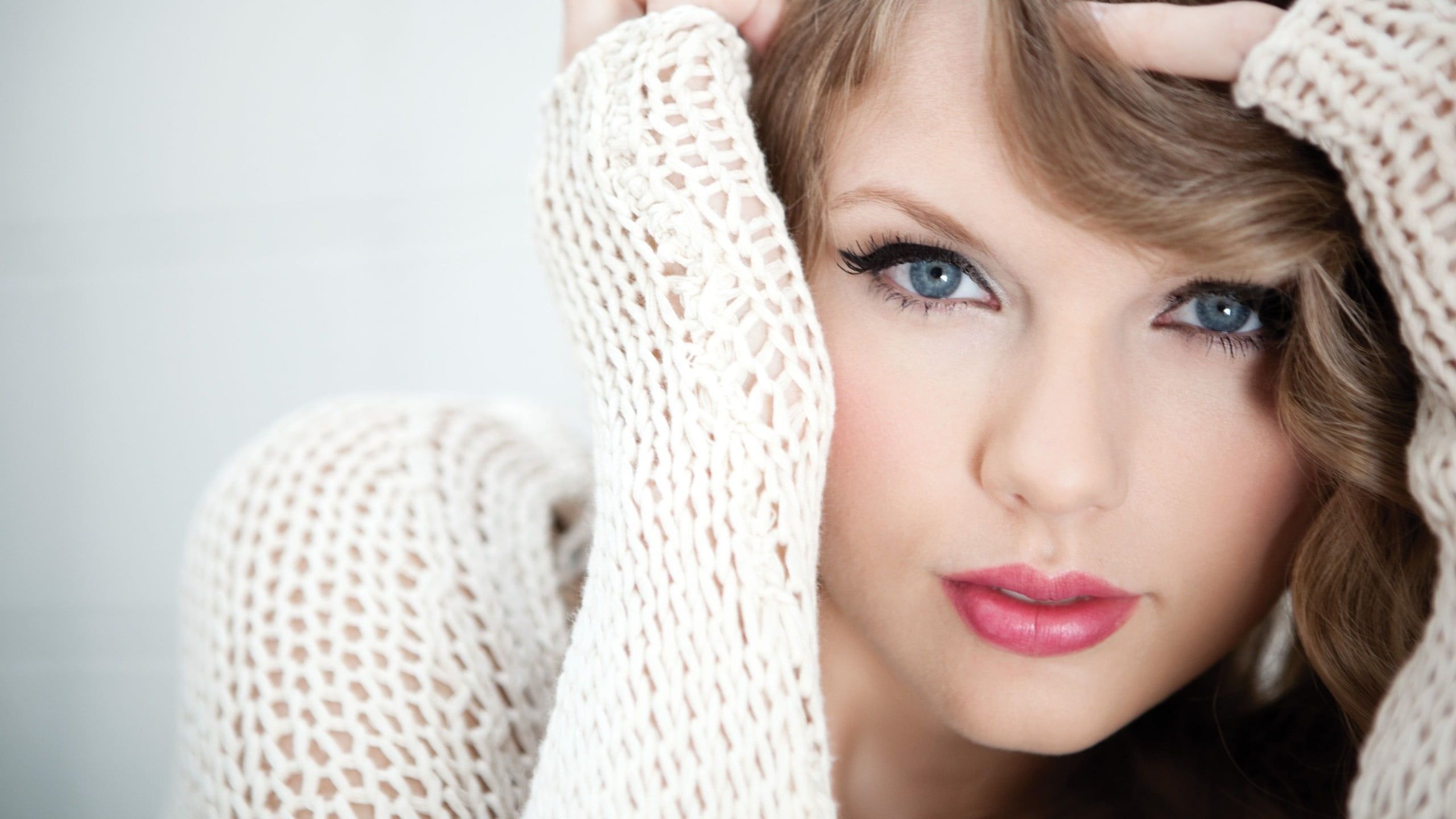 Shallow focus photography of Taylor Swift HD wallpaper. Wallpaper
