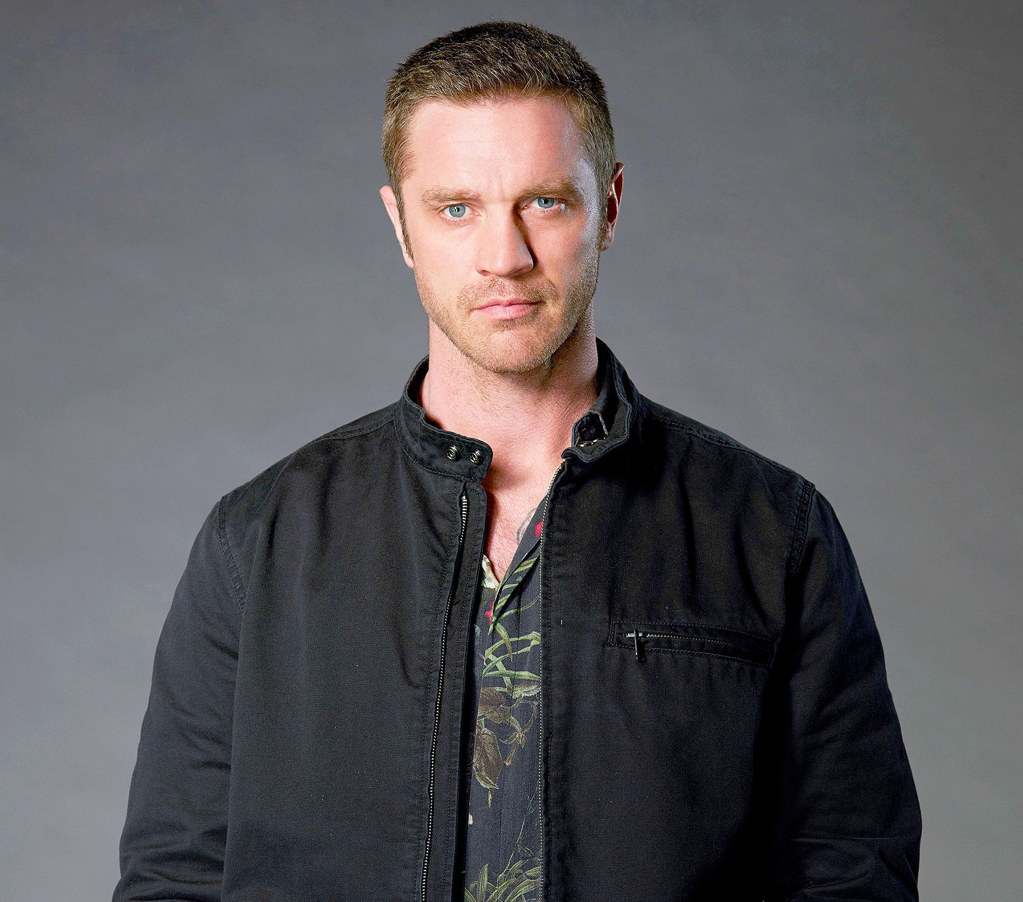 Devon Sawa Hot And Handsome Photos And Wallpapers.