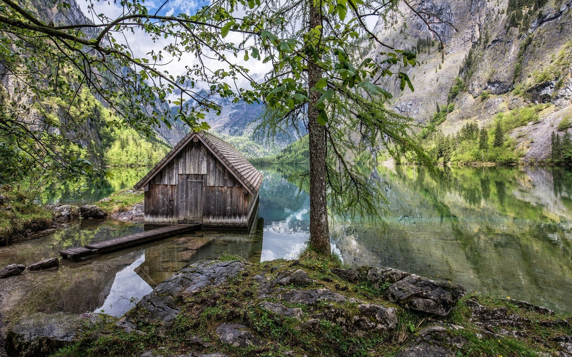 Download wallpaper mountain lake, wooden hut, Alps, spring