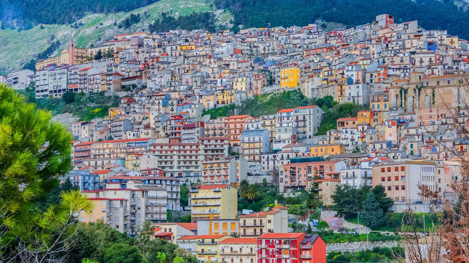 Italian town of Cammarata offers free houses to lure new residents