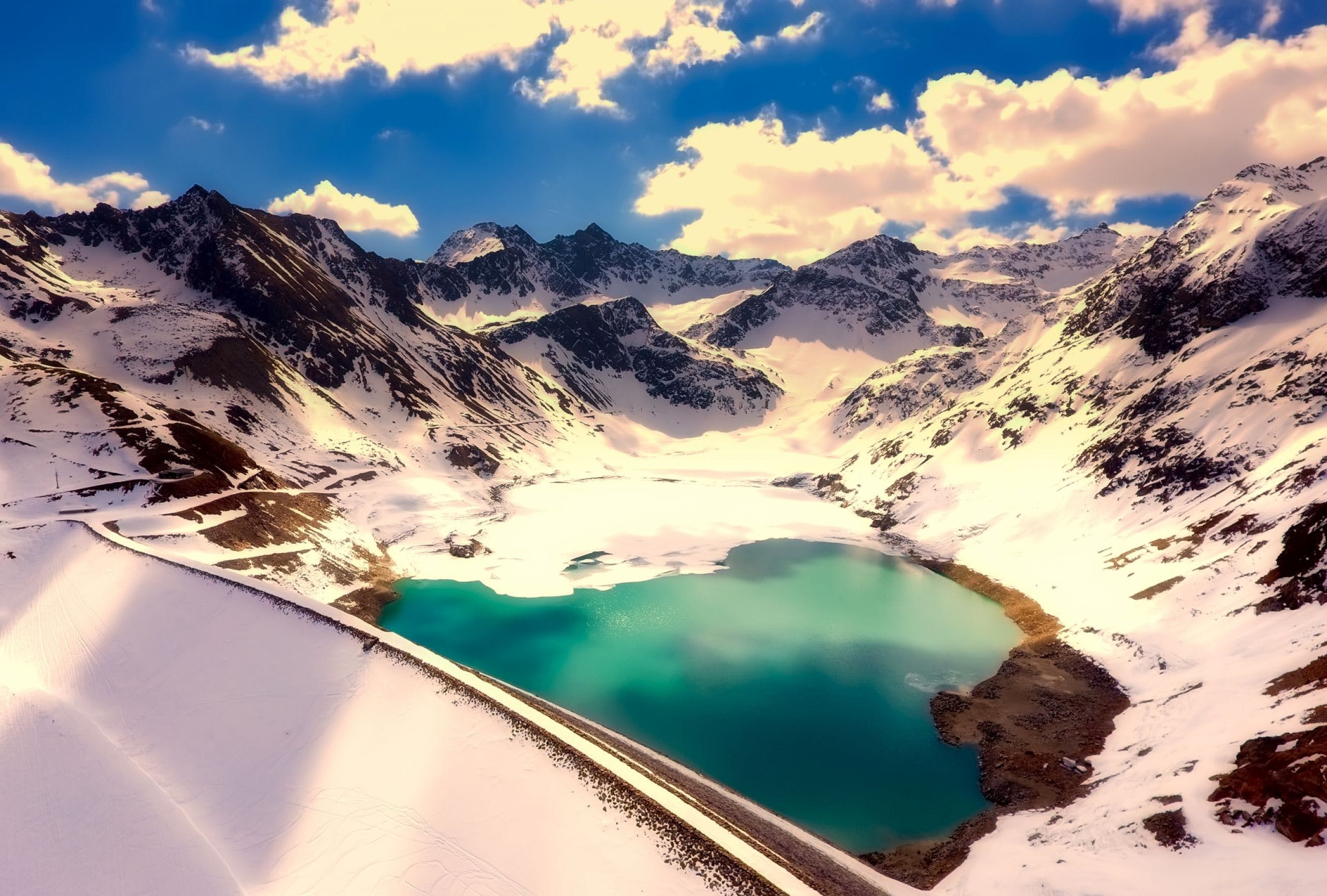 HD A glacial lake Wallpaper