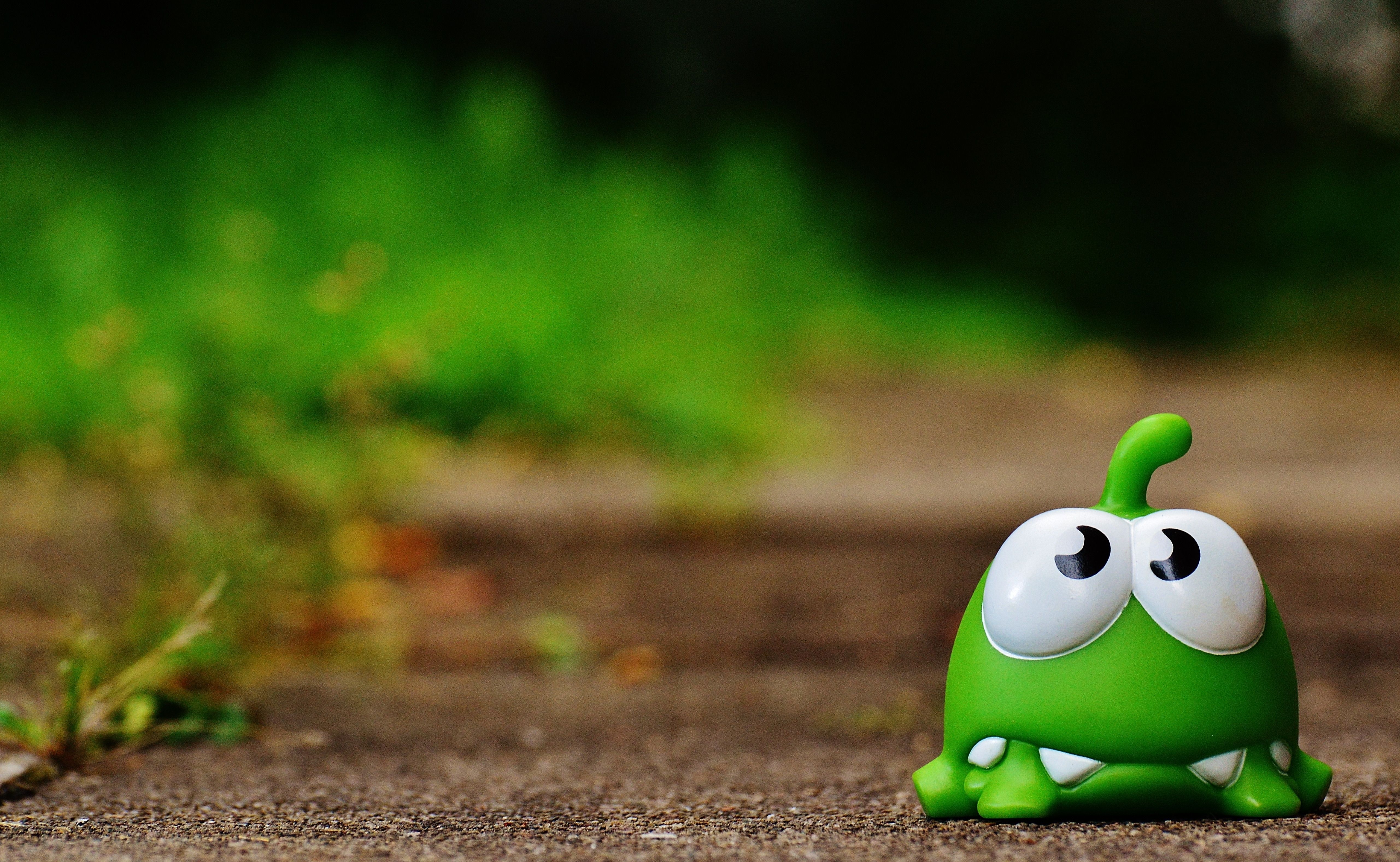om nom cut the rope frog figurine free image