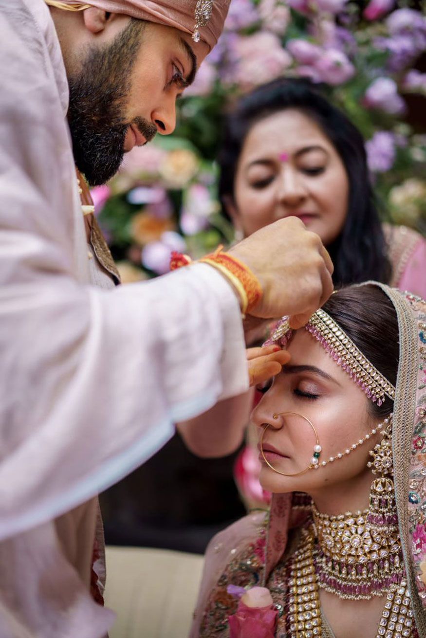 Candid Picture of Celebrity Couple Virat Kohli and Anushka Sharma