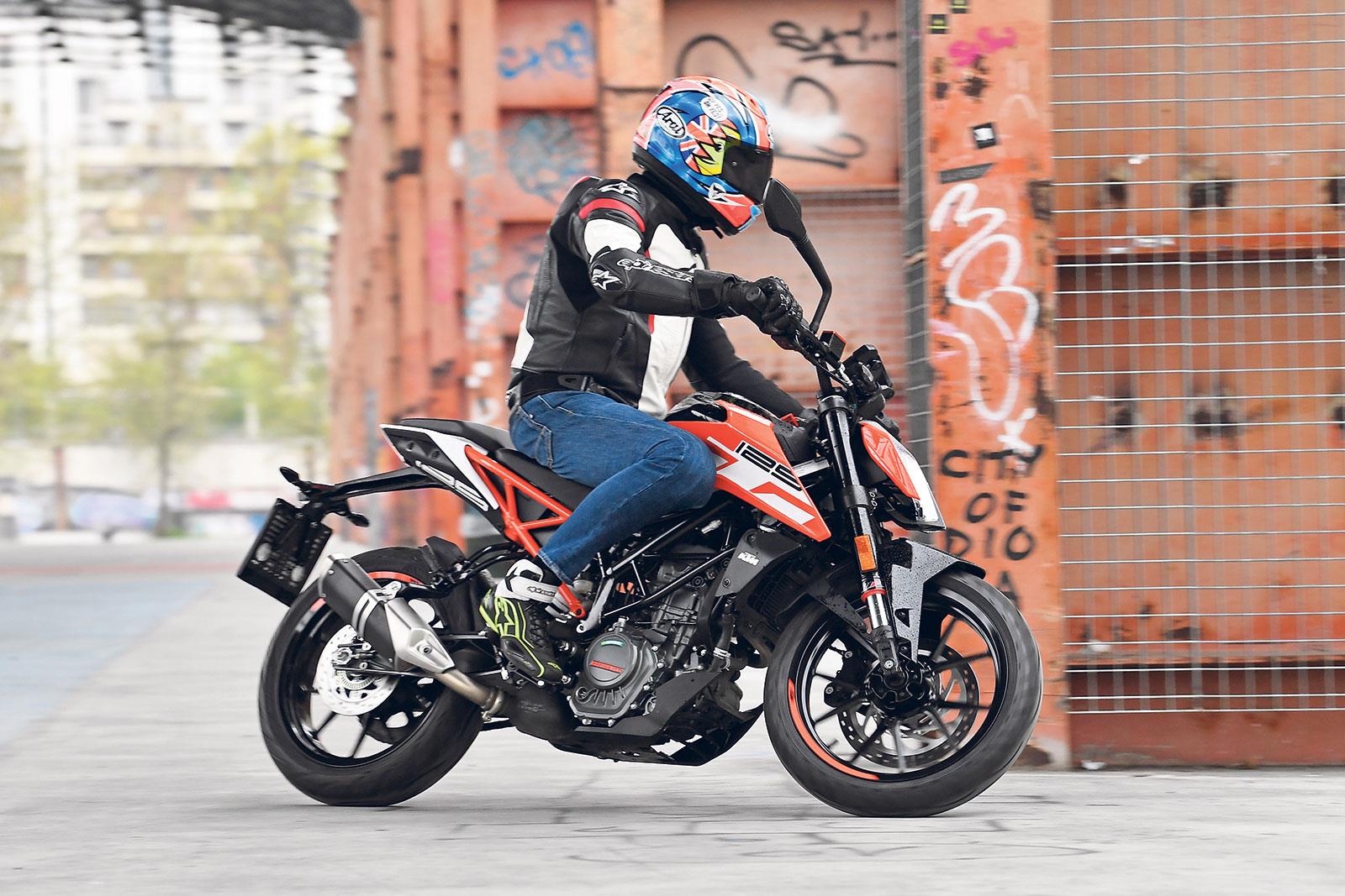 KTM 125 DUKE (2017 On) Review. Speed, Specs & Prices