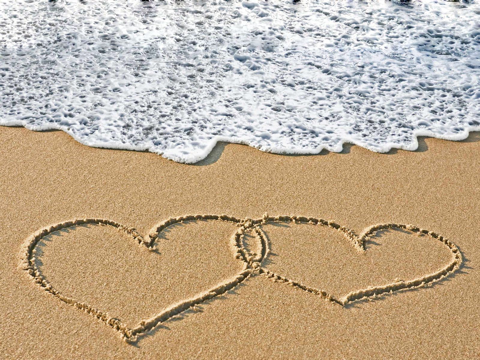 Love Picture: Valentine's Beach Love Wallpaper