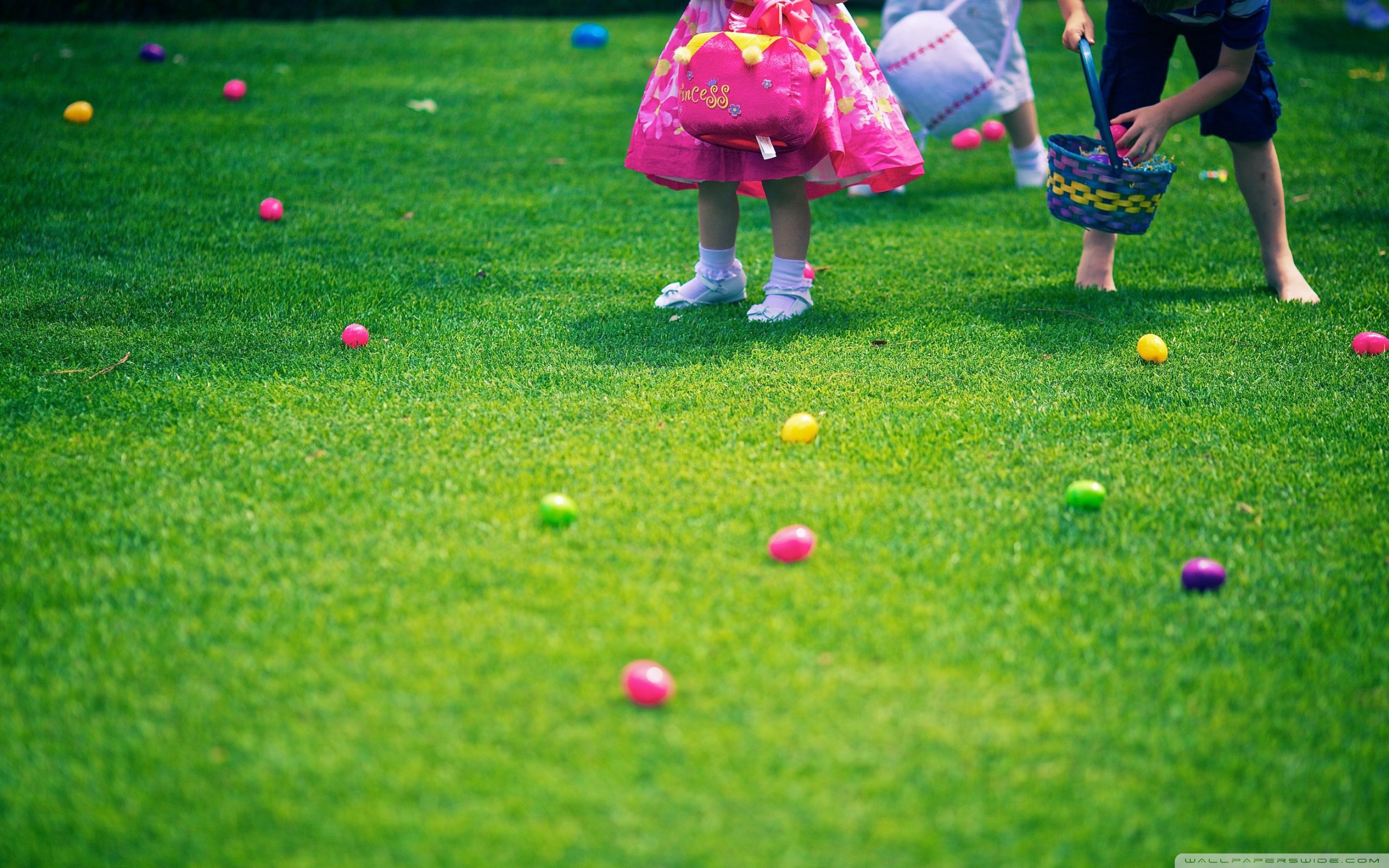 Игра мяч на траве. Дети на газоне. Газон мяч ребенок. Детские игрушки на газоне. Дети играют в мяч.