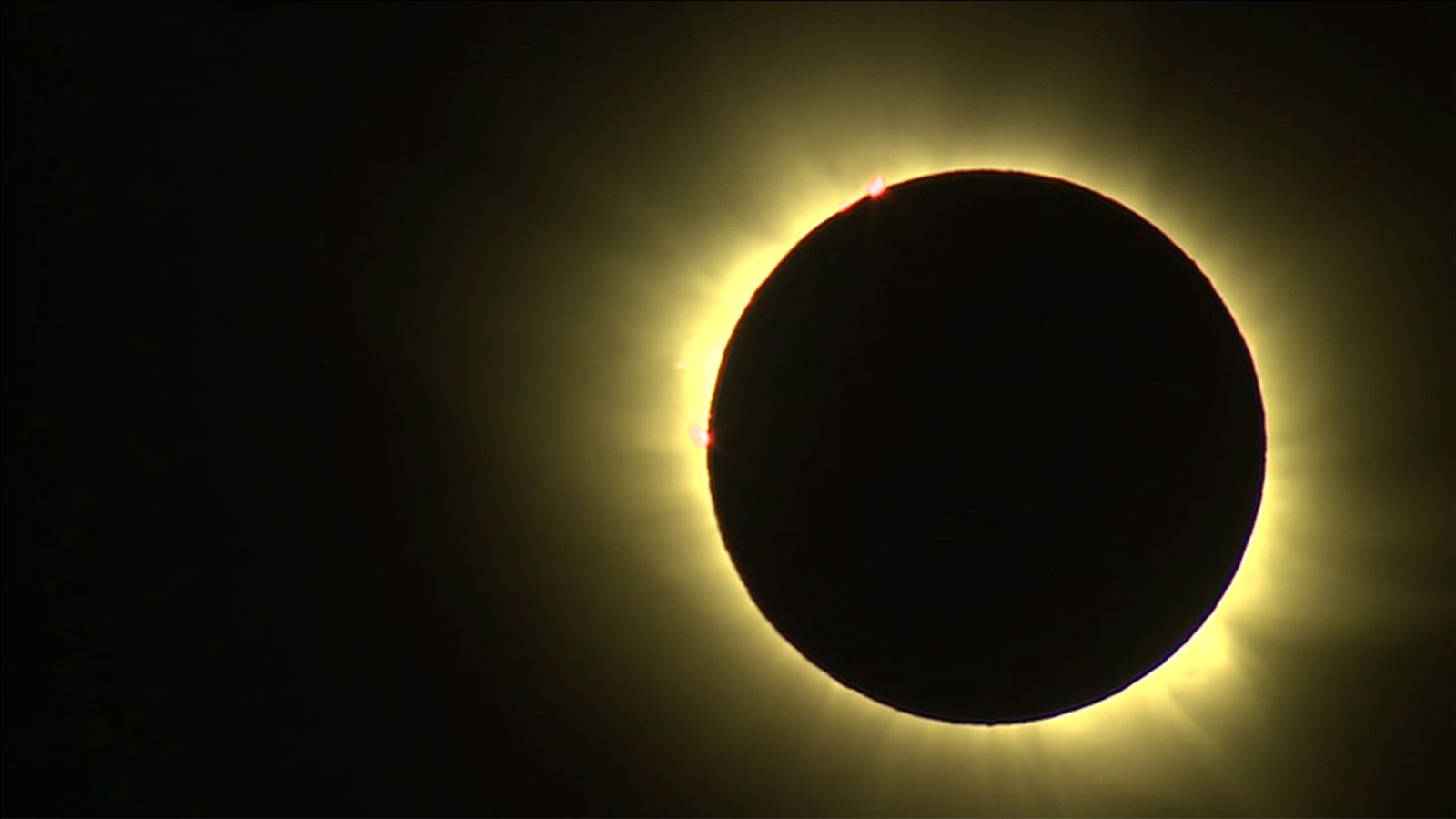 Total Solar Eclipse of 2015 in Amazing Photo