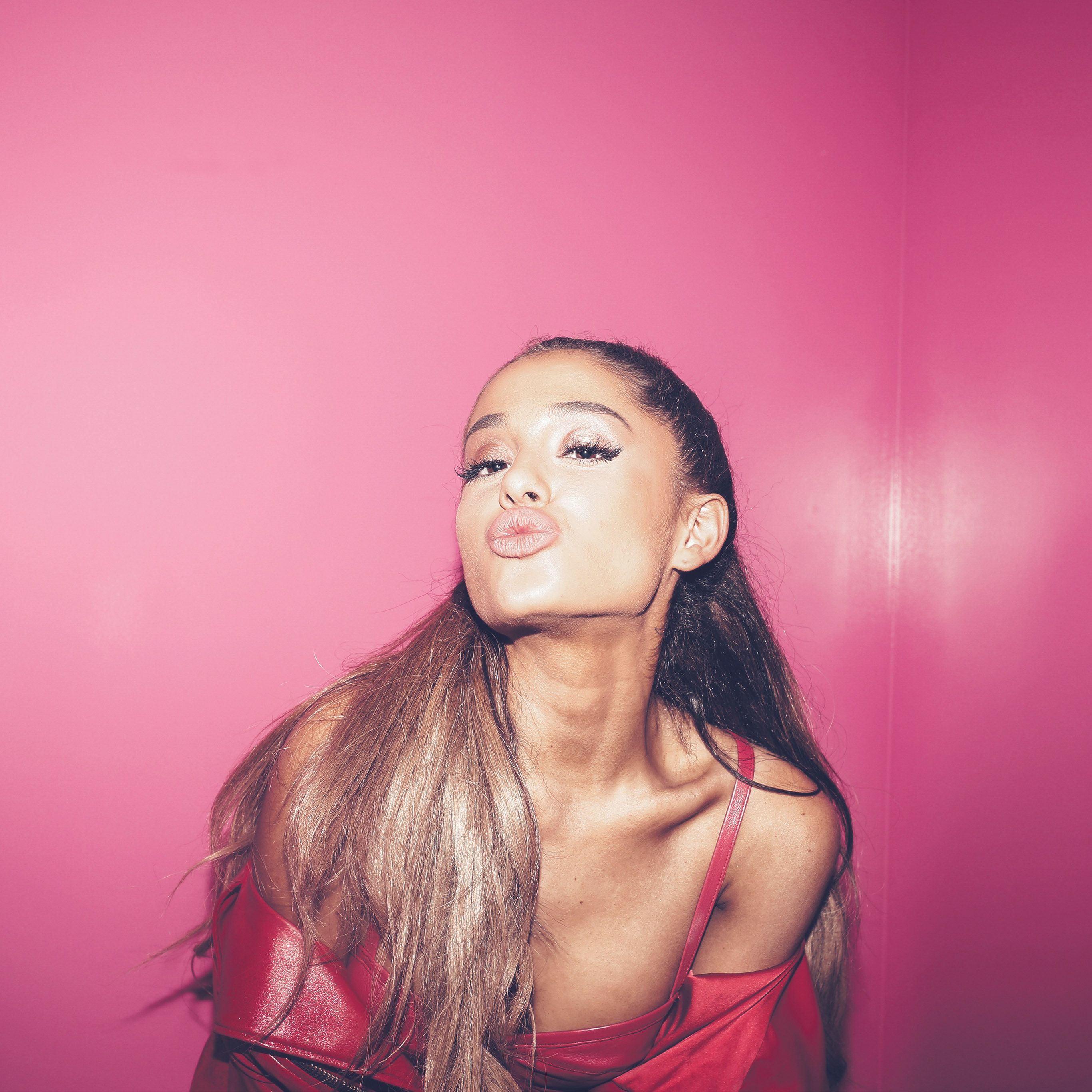 Ariana Grande Kiss Lips Artist Wallpaper
