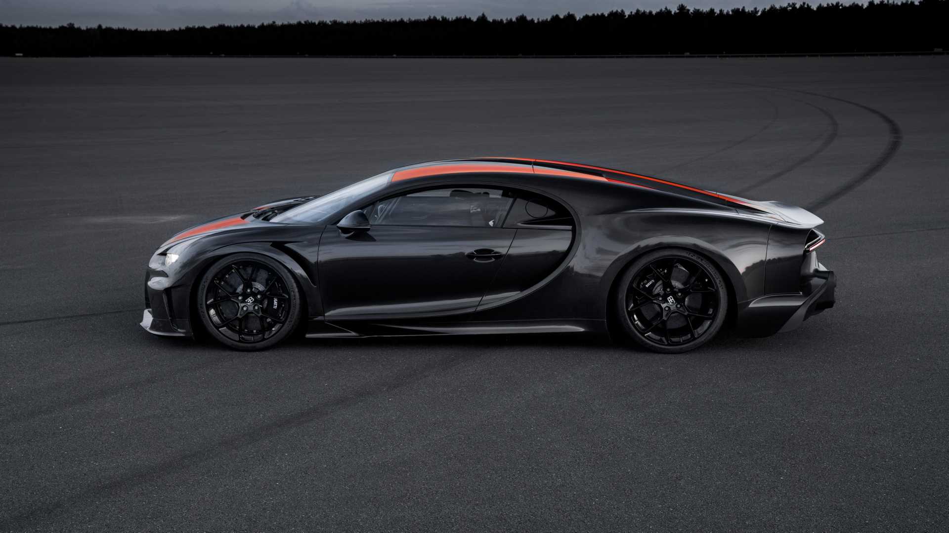 Watch Bugatti Chiron Smash 300 MPH Barrier And Hit 304.77 MPH