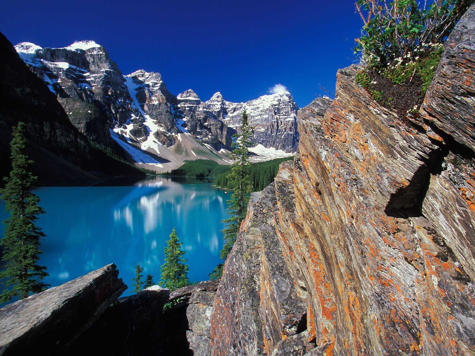 Moraine Lake in Banff National Park, Alberta, Canada. Crash