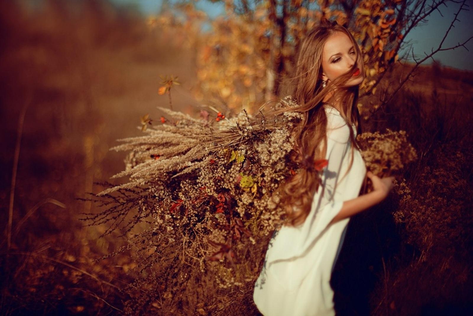 Девушка осень медная в шляпе из веток дуба для фотошопа