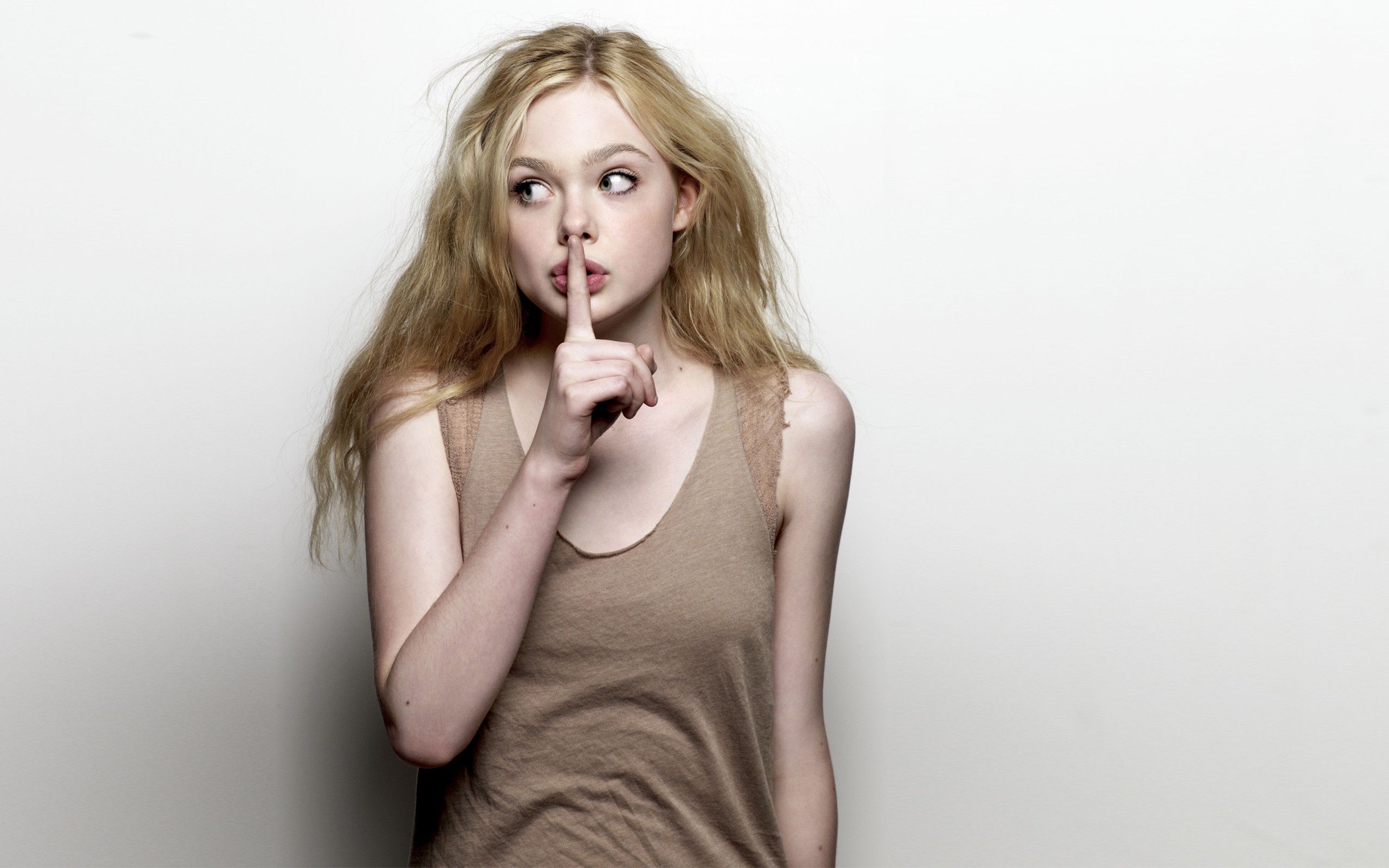 Elle Fanning HD Wallpaper