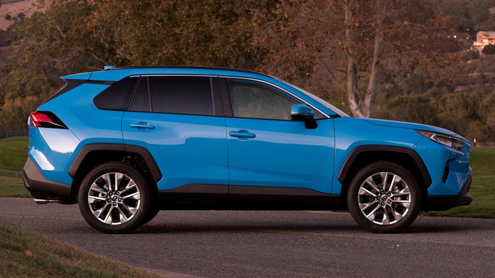 Toyota RAV4 HD Wallpaper